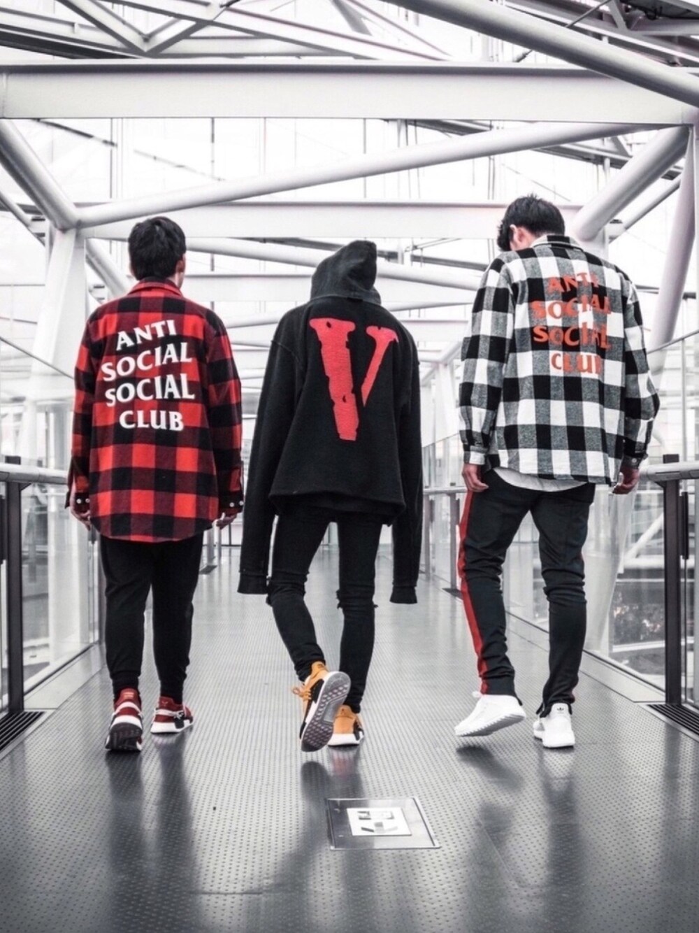 「秋のコーデ、adidas、黒スキニー、ストライプ、スニーカー、ストリート、高校生、ootd、おしゃれさんと繋がりたい、supreme」｜「vloneのアイテム（パーカー、ブラック系）」を使った、M¡yu さん（メンズ・183cm）の秋コーディネートの1枚目の写真
