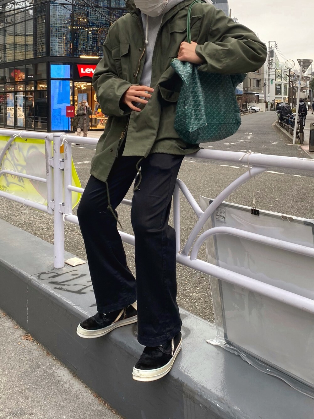「休日スタイル、オトナカジュアル、春コーデ、シンプル、古着コーデ、おしゃれさんと繋がりたい、はるコーデ、ミリタリー、緑、モード」｜「Rick Owensのアイテム（ブーツ、ブラック系）」を使った、M¡yu さん（メンズ・183cm）の冬コーディネートの1枚目の写真