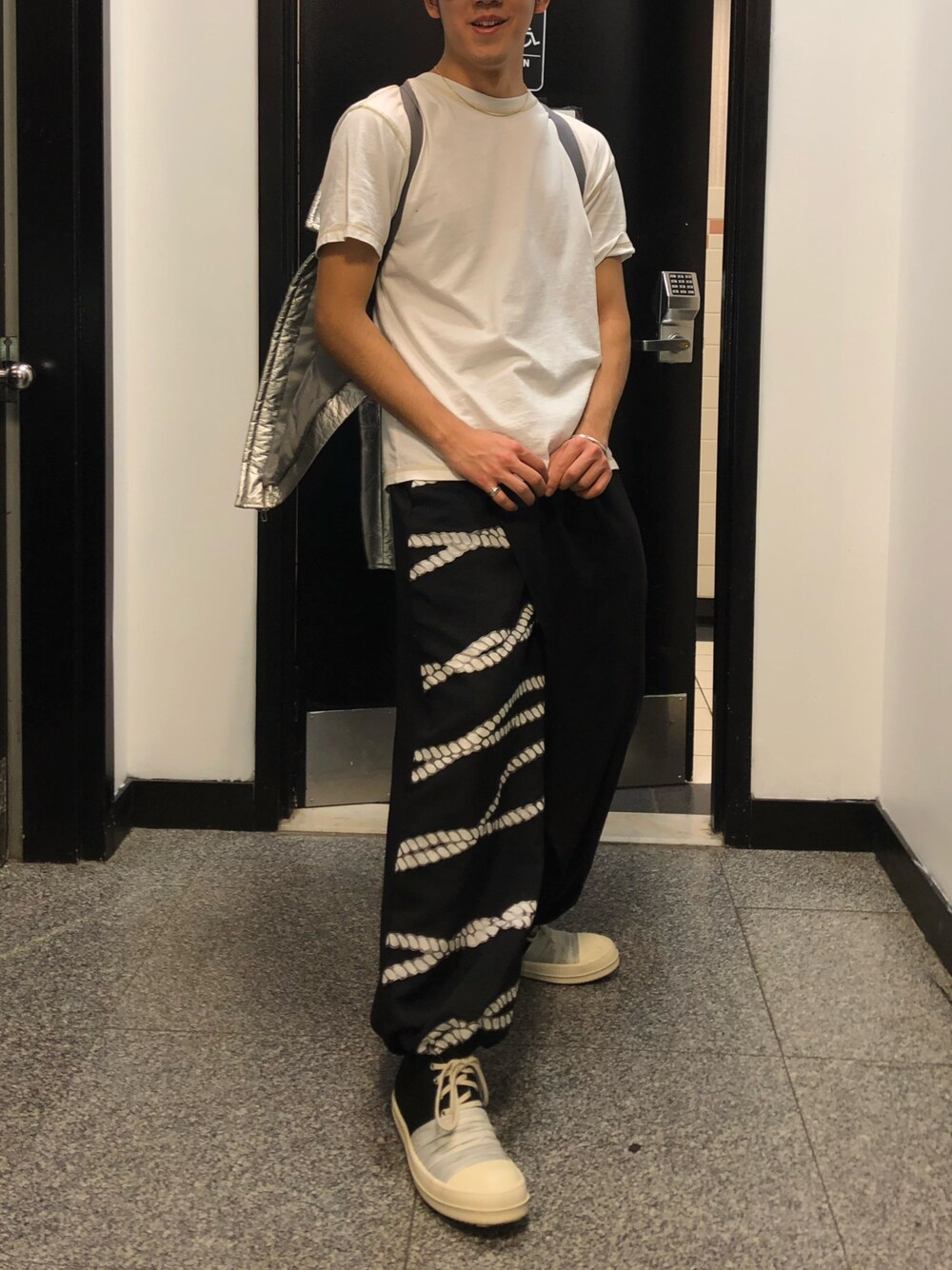 「春夏コーデ、おしゃれさんと繋がりたい、スニーカー、ワイドパンツ、オトナカジュアル、シンプルコーデ、Tシャツ、HELMUT LANG、SOU・SOU、RICK OWENS」｜「SOU･SOUのアイテム（その他パンツ、ブラック系）」を使った、M¡yu さん（メンズ・183cm）の春コーディネートの1枚目の写真