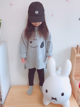 「petit main（プティマイン）の【PEANUTS】フェイスビッグトレーナー（Tシャツ/カットソー、グレー系）」を使った、IROさん（キッズ）の秋コーディネート