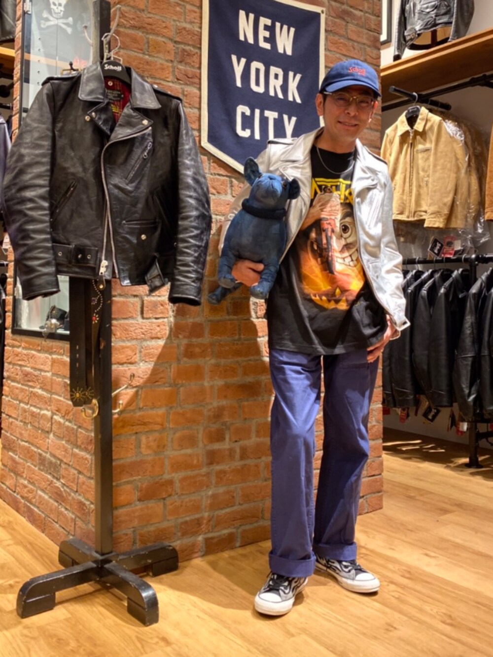 「wearhalloween2020、ハロウィン、レザー、ライダースジャケット、休日スタイル、おとなコーデ、バンドTシャツ、ブルーコーデ、SCHOTT、Schott Lazona Kawasaki」｜「schottのSchott/ショット/ARMY FATIGUE PANTS/アーミー ファティーグ パンツ（その他パンツ、ブルー系）」を使った、総料理長（schottのイケオジ）さん（メンズ・170cm）の秋コーディネートの1枚目の写真