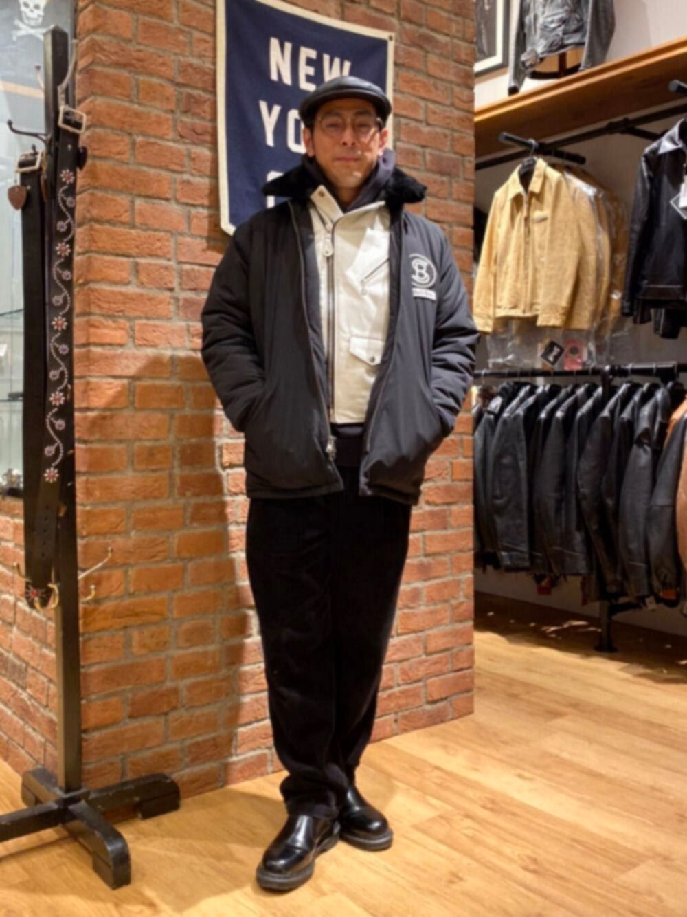 「メガネ男子、レザーLOVEスナップ、ライダースジャケット、ブーツ、コーデュロイパンツ、レイヤードスタイル、レザージャケット、ワイドパンツ、SCHOTT、ハンチング」｜「schottのアイテム（福袋/福箱、ブラック系）」を使った、総料理長（schottのイケオジ）さん（メンズ・170cm）の冬コーディネートの1枚目の写真