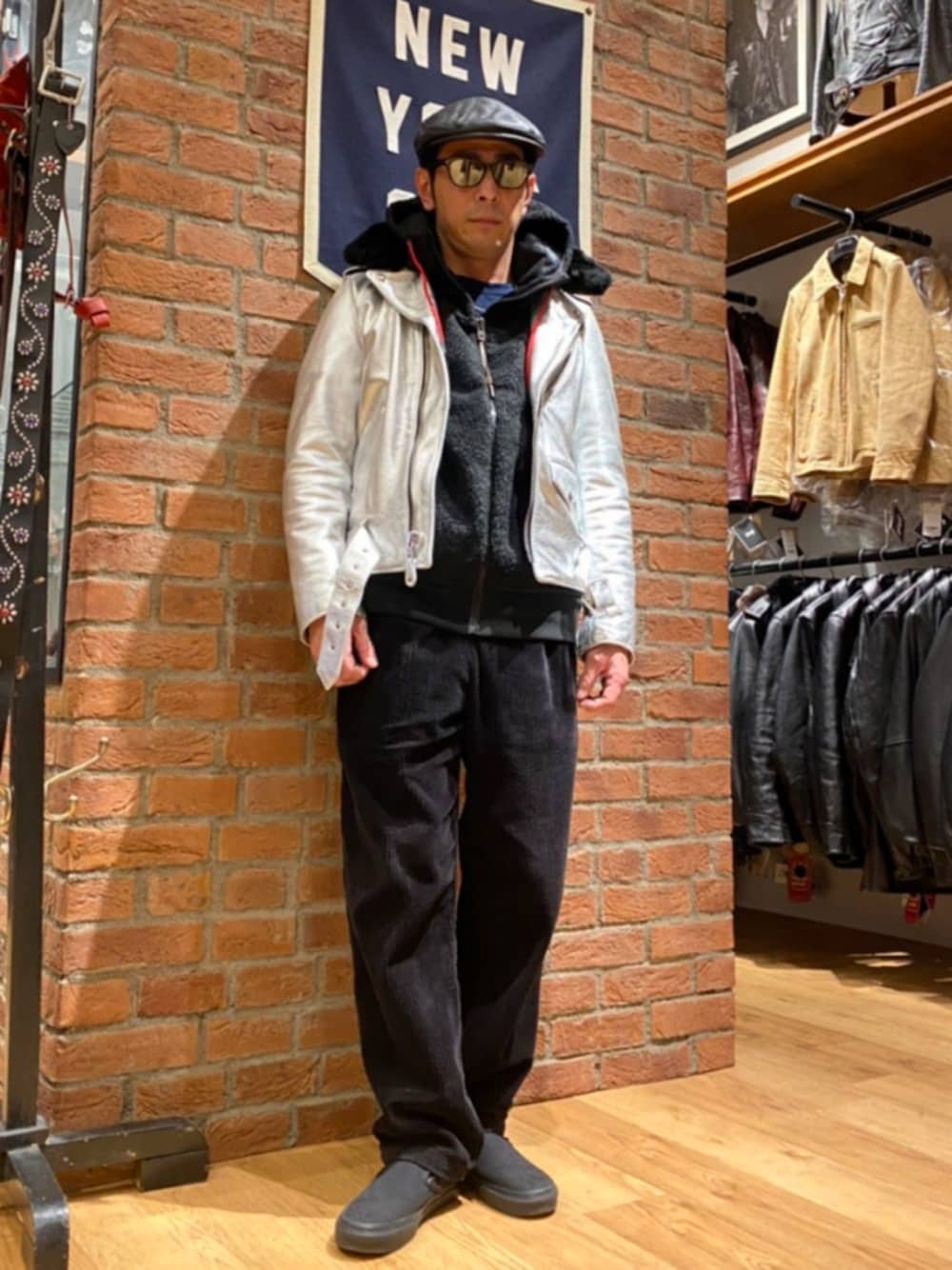「グレー、メガネ男子、VANS、ストリート、休日スタイル、レザーLOVEスナップ、わたしの推しブランド、コーデュロイパンツ、ハンチング、SCHOTT」｜「schottのアイテム（ジャケット/アウター、シルバー系）」を使った、総料理長（schottのイケオジ）さん（メンズ・170cm）の冬コーディネートの1枚目の写真