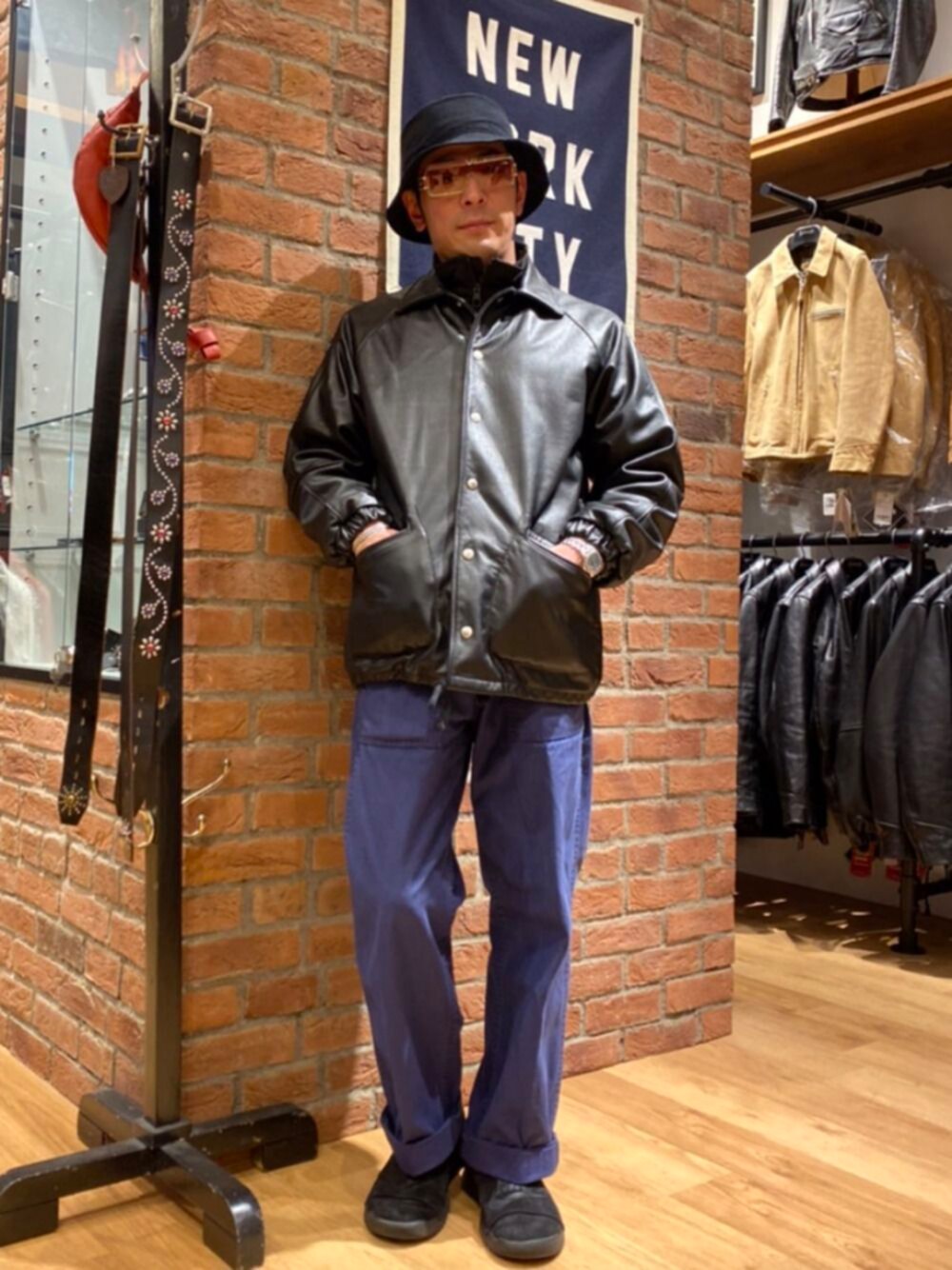 「メガネ男子、ストリート、バケットハット、休日スタイル、コーチジャケット、レザーLOVEスナップ、カラーパンツ、レザージャケット、いいね、save、フォローお願いします🤑、SCHOTT」｜「schottのSchott/ショット/COWHIDE COACH JACKET/カウハイド コーチジャケット（スタジャン、ブラック系）」を使った、総料理長（schottのイケオジ）さん（メンズ・170cm）の冬コーディネートの1枚目の写真