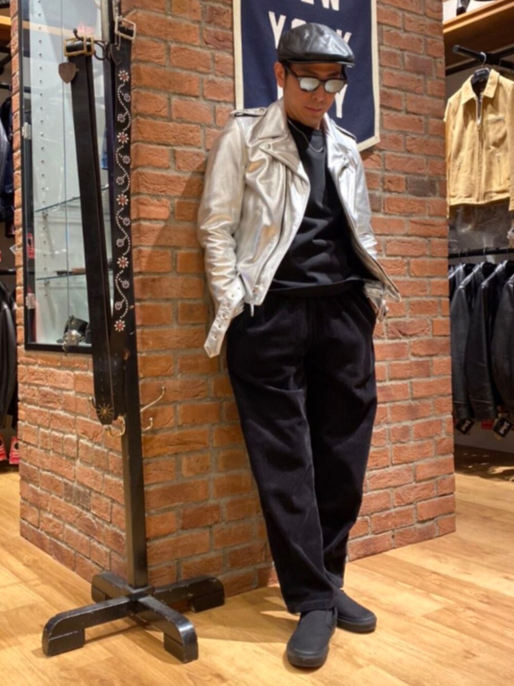 「大人コーデ、ライダースジャケット、今日のコーデ、ストカジ、レザージャケット、コーデュロイパンツ、レザー、SCHOTT、Schott Lazona Kawasaki、オトナカジュアル」｜「schottのアイテム（ライダースジャケット、シルバー系）」を使った、総料理長（schottのイケオジ）さん（メンズ・170cm）の秋コーディネートの1枚目の写真