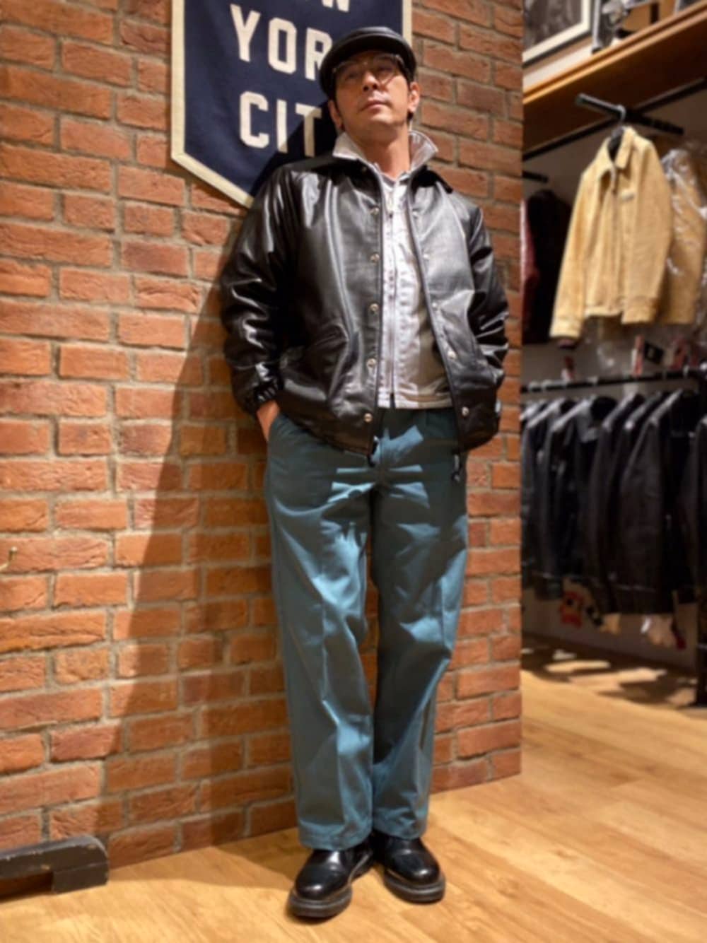 「パステル映える春、カラーパンツ、プチプラ、アメカジ、レイヤードスタイル、コーチジャケット、レザージャケット、メガネ男子、SCHOTT、instagram」｜「schottのSchott×DICKIES/ショット×ディッキーズ/1TUCK TC WORK PANTS/ワンタック ワークパンツ（チノパンツ、グリーン系）」を使った、総料理長（schottのイケオジ）さん（メンズ・170cm）の春コーディネートの1枚目の写真