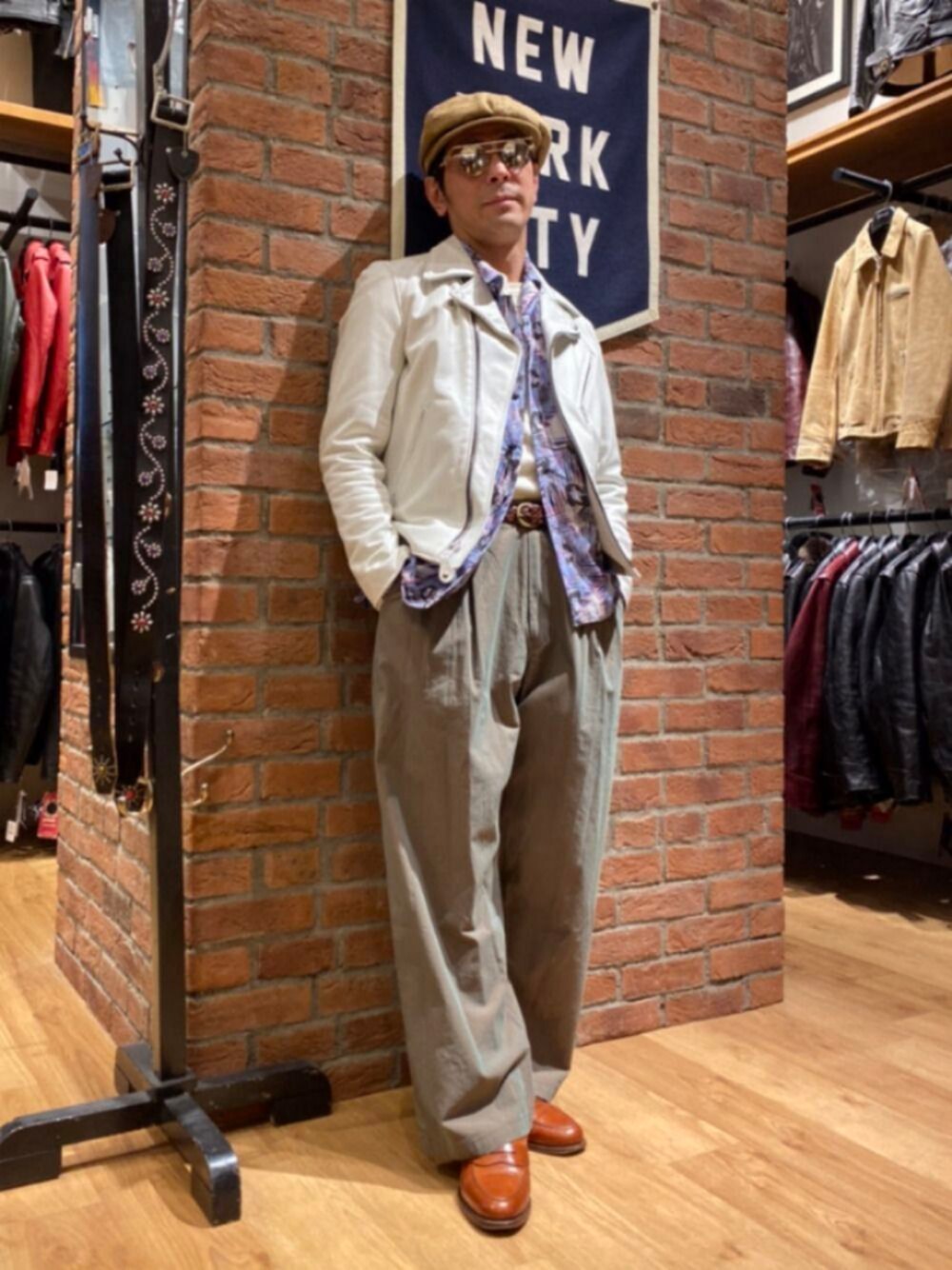 「パステル映える春、ホワイトコーデ、モード、メガネ男子、ローファー、春コーデ、春めきシューズ、カラーパンツ、レイヤードスタイル、SCHOTT」｜「instagram（taks0112）のアイテム（その他、その他）」を使った、総料理長（schottのイケオジ）さん（メンズ・170cm）の春コーディネートの1枚目の写真