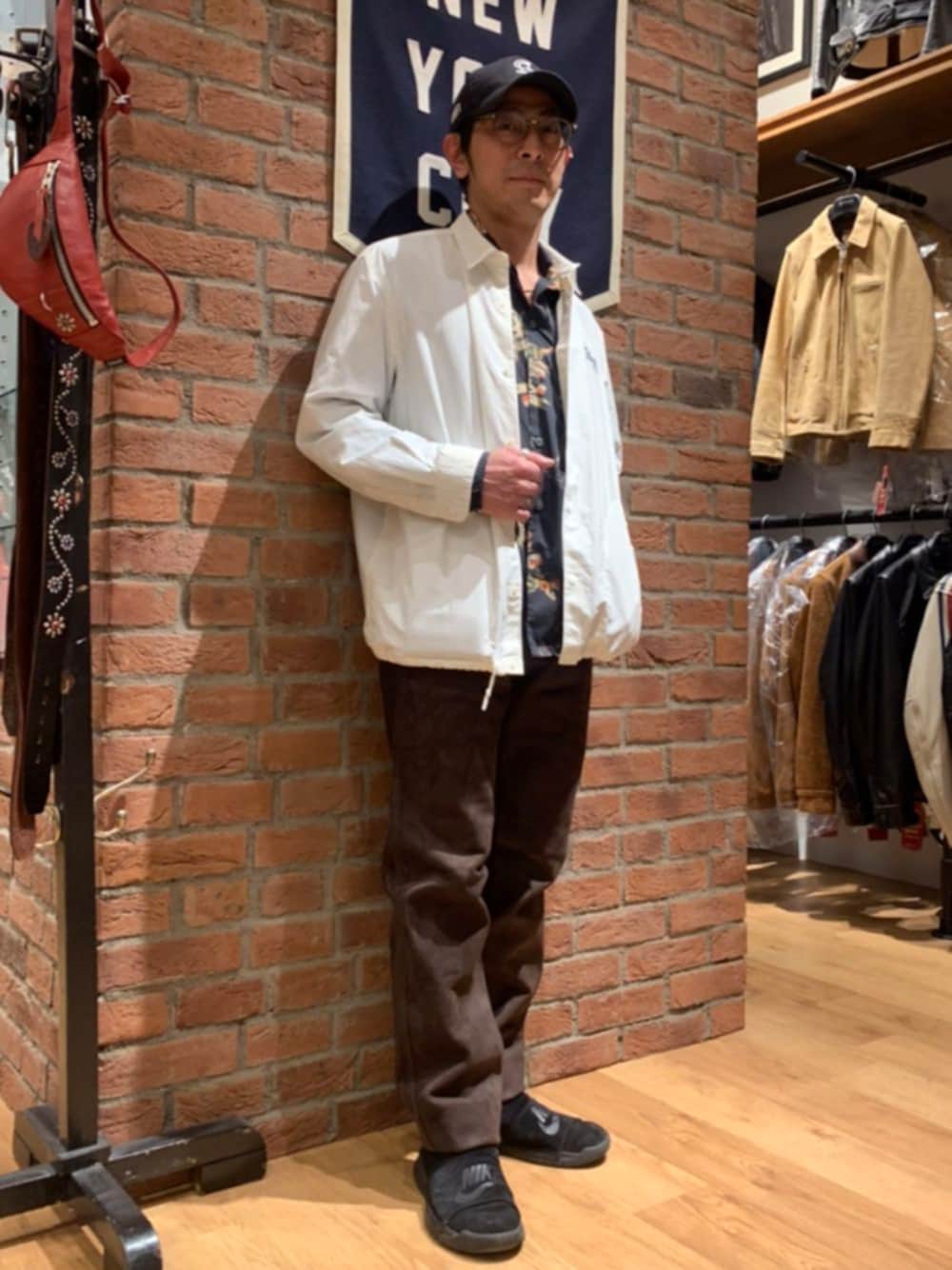 「キヤップ、ストリート、柄シャツ、メガネ男子、レザーパンツ、カラーパンツ、春コーデ、ホワイトコーデ、アメカジ、SCHOTT」｜「schottのSchott×NEWERA/ショット×ニューエラ/9TWENTY TYPE 'SB'/ SBキャップ（キャップ、ブラック系）」を使った、総料理長（schottのイケオジ）さん（メンズ・170cm）の春コーディネートの1枚目の写真