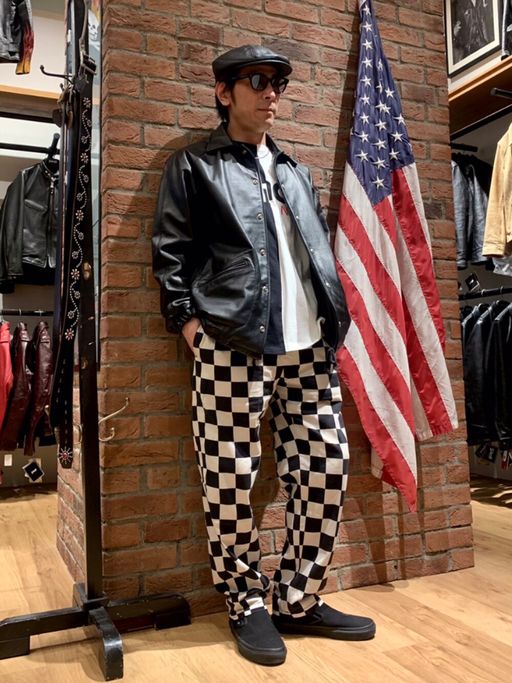 「モノトーン、メガネ男子、主役はカラーパンツ、チェックパンツ、ゆるコーデ、スニーカー、VANS、キャップ、きれいめカジュアル、春夏コーデ」｜「instagram（taks0112）のアイテム（その他、その他）」を使った、総料理長（schottのイケオジ）さん（メンズ・170cm）の春コーディネートの1枚目の写真