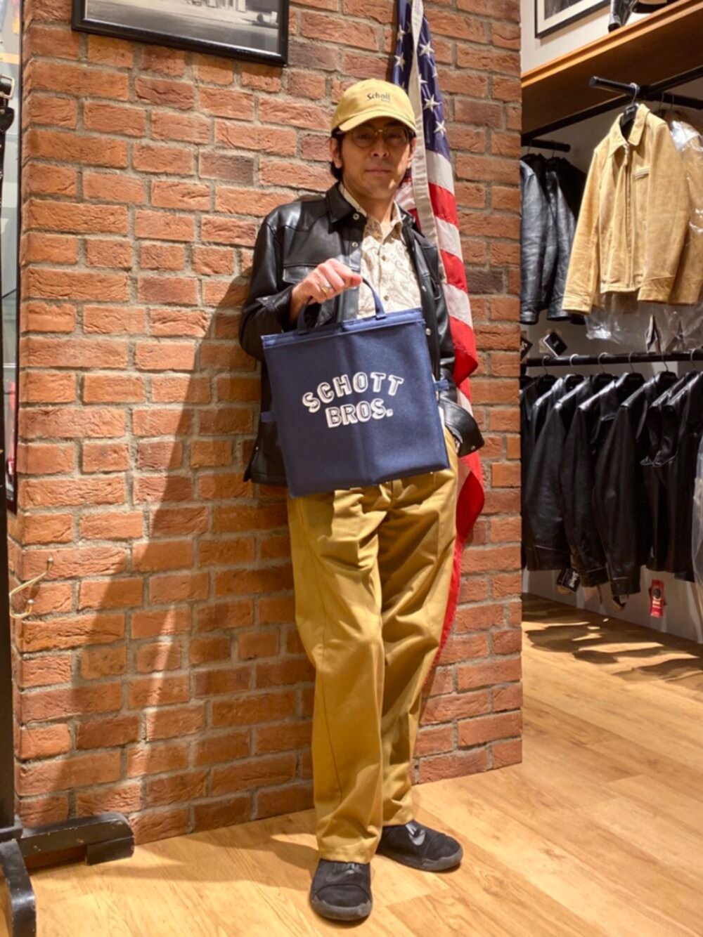 「チノパン、キャップ、オープンカラーシャツ、スニーカー、きれいめカジュアル、春夏コーデ、ビタミンカラー、プチプラ、メガネ男子、SCHOTT」｜「schottのSchott/ショット/LAMB LEATHER SHIRT/ラムレザーシャツ（ライダースジャケット、ブラック系）」を使った、総料理長（schottのイケオジ）さん（メンズ・170cm）の春コーディネートの1枚目の写真