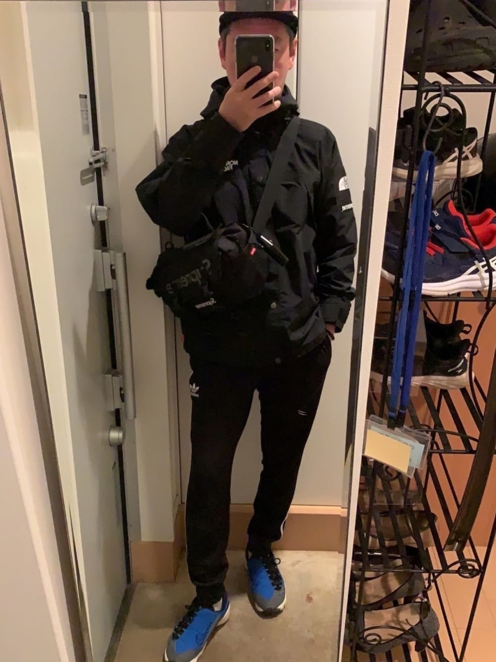 「カジュアルコーデ、黒コーデ、オールブラック」｜「Supreme のアイテム（キャップ、ブラック系）」を使った、Keigo Ozawaさん（メンズ・173cm）の春コーディネートの1枚目の写真