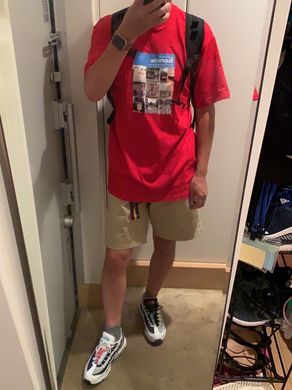 「今日のコーデ、オーバーサイズ、スニーカーコーデ、ショーツ、プリントT」｜「Supreme のアイテム（Tシャツ/カットソー、レッド系）」を使った、Keigo Ozawaさん（メンズ・173cm）の秋コーディネートの1枚目の写真