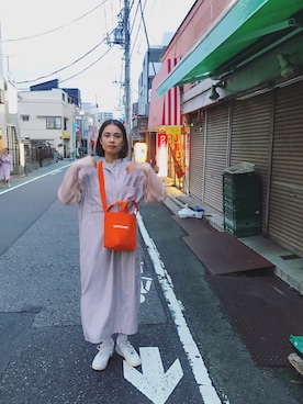 「6（ロク）のアイテム（Tシャツ/カットソー、ベージュ系）」を使った、小夏エミリさん（レディース・165cm）の秋コーディネート