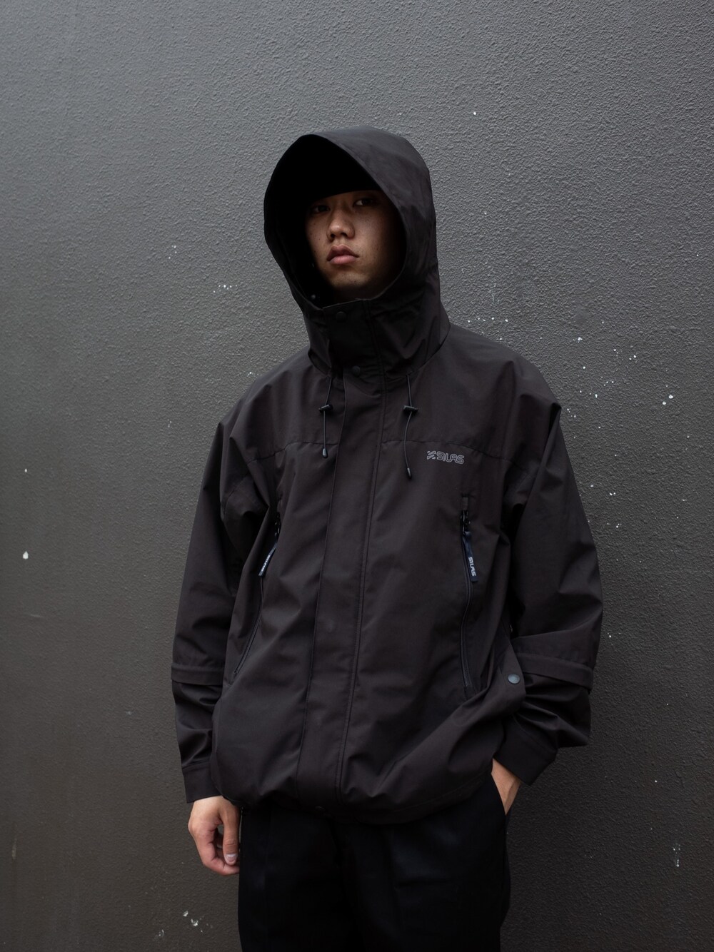 ブラック系のパンツ、ブラック系のジャケット/アウターを着用したメンズの春コーディネートの1枚目の写真