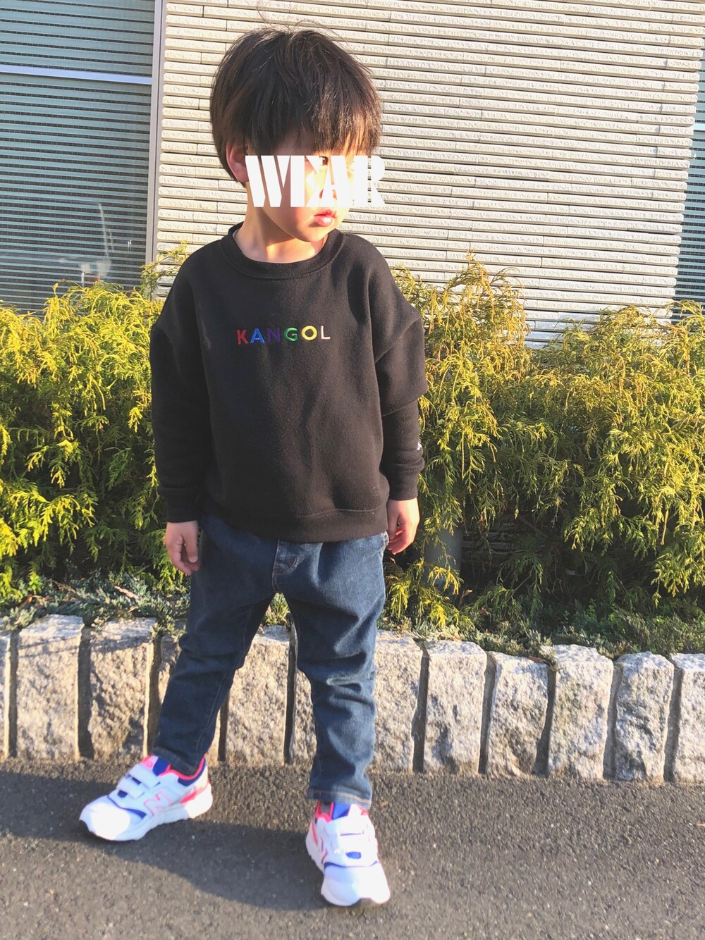 「キッズファッション、男の子、息子、カジュアルコーデ、5歳、KANGOL、New Balance、FREAK’Ｓ STORE」｜「KANGOLのWEB限定 KANGOL/カンゴール 別注KIDS ビッグシルエット ロゴ刺繍クルーネックスウェット（スウェット、ブラック系）」を使った、yuiatsuさん（キッズ・100cm）の春コーディネートの1枚目の写真