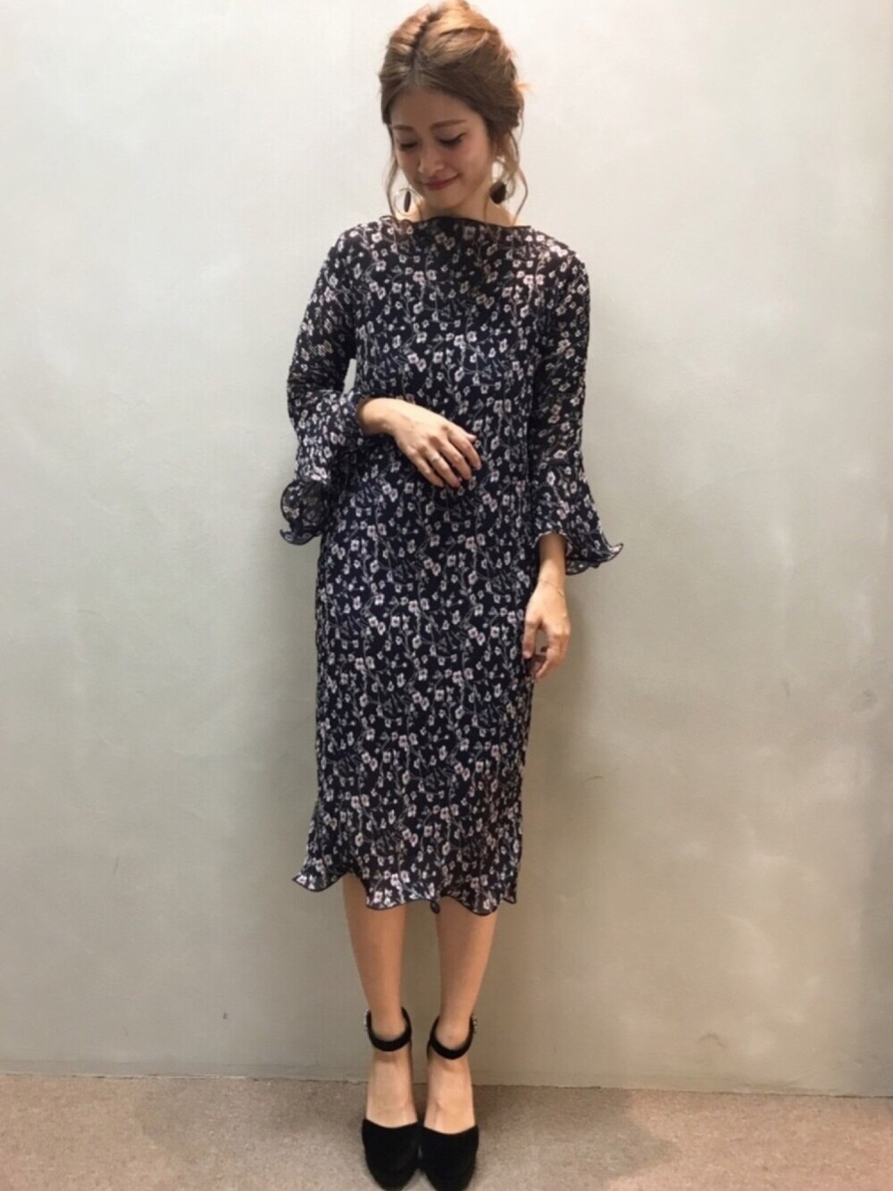 「ワンピース、花柄、大人カジュアル、パーティースタイル、休日コーデ、花柄ワンピース、秋、秋コーデ、おしゃれさんと繋がりたい、オトナ女子」｜「RANDAのフラワープリントIラインワンピース（ワンピース、ブルー系）」を使った、kinoさん（レディース・156cm）の夏コーディネートの1枚目の写真