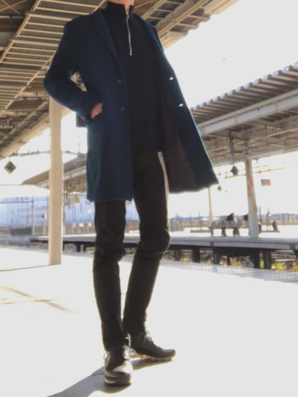 「UNITED TOKYO、ガチャベルト、name.、Tomo&Co、ハーフジップ、ハーフジップニット、チェスターコート」｜「GGD SELECTのアイテム（チェスターコート、グリーン系）」を使った、YASHIさん（メンズ・182cm）の冬コーディネートの1枚目の写真