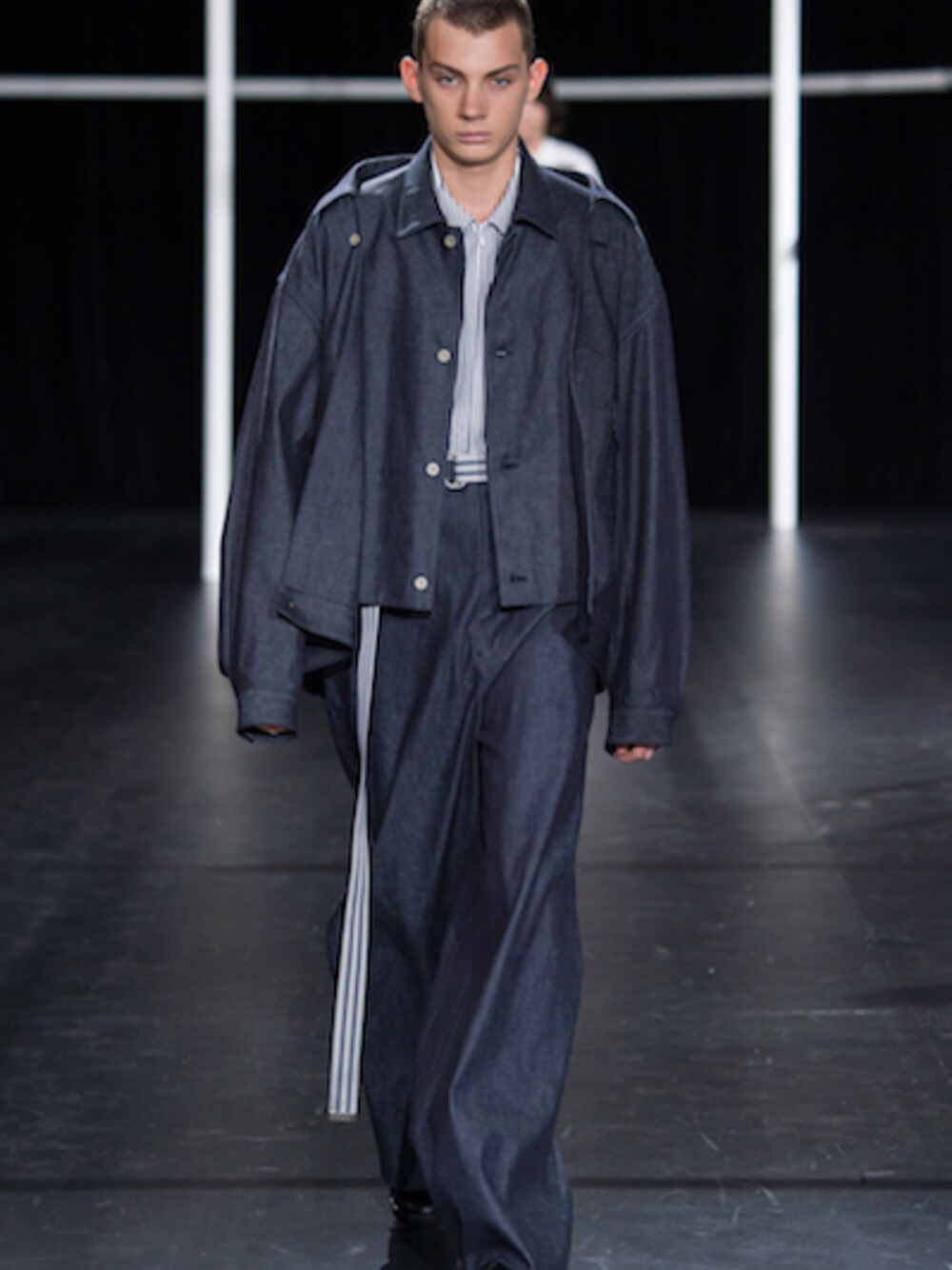 「セットアップ、 福岡、 春コーデ、シンプルコーデ、ETHOSENS、 エトセンス、 春」｜「ETHOSENSの"LAYERED DENIM JACKET"（デニムジャケット、ブルー系）」を使った、UNREALREALCLOTHESさん（メンズ・180cm）の春コーディネートの1枚目の写真