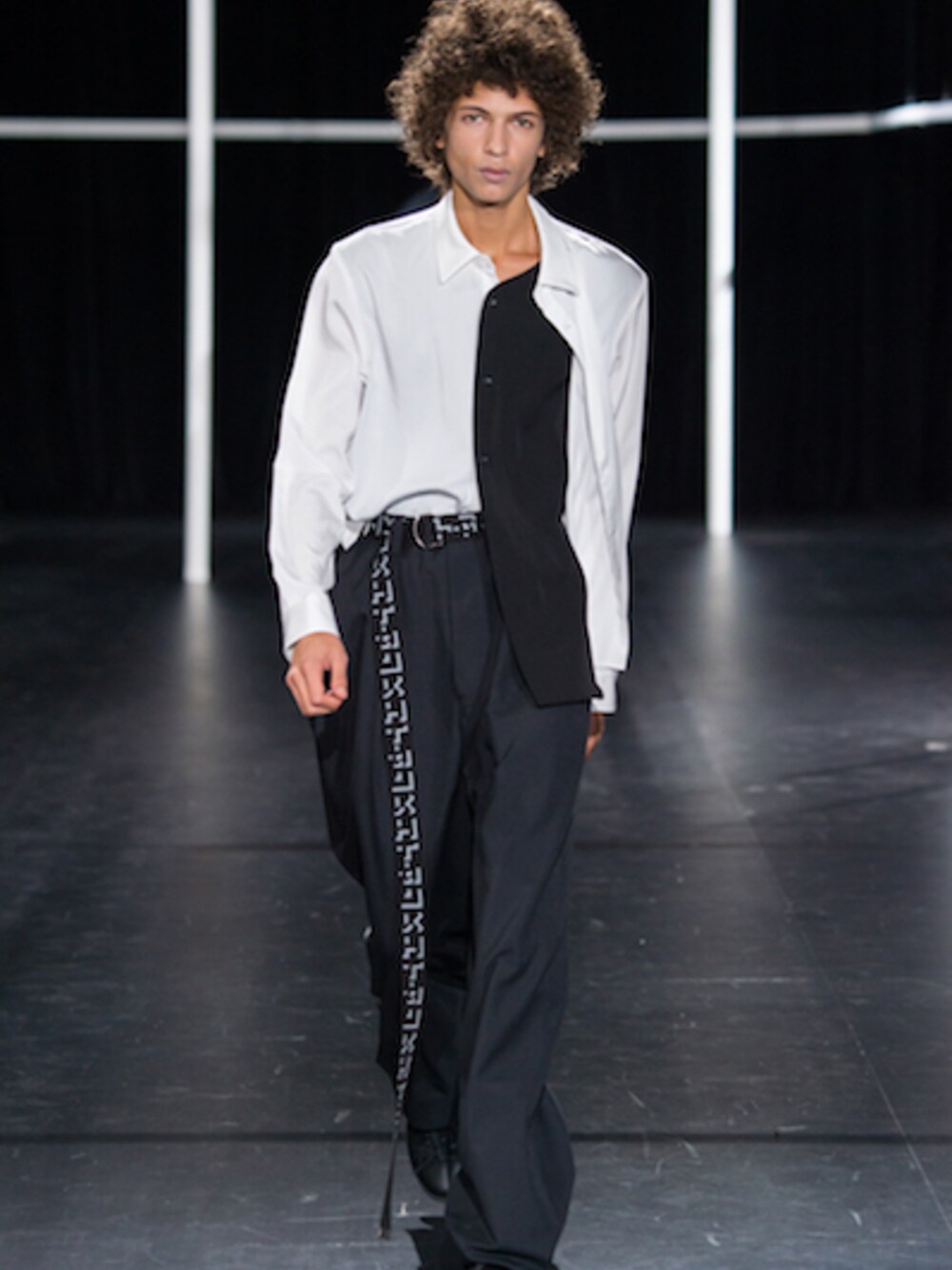 「シンプル、 福岡、春コーデ、 シャツスタイル、 シンプルコーデ、ETHOSENS、 エトセンス、 大人カジュアル」｜「ETHOSENSの"LAYERED SHIRT"（シャツ/ブラウス、ホワイト系）」を使った、UNREALREALCLOTHESさん（メンズ・180cm）の春コーディネートの1枚目の写真