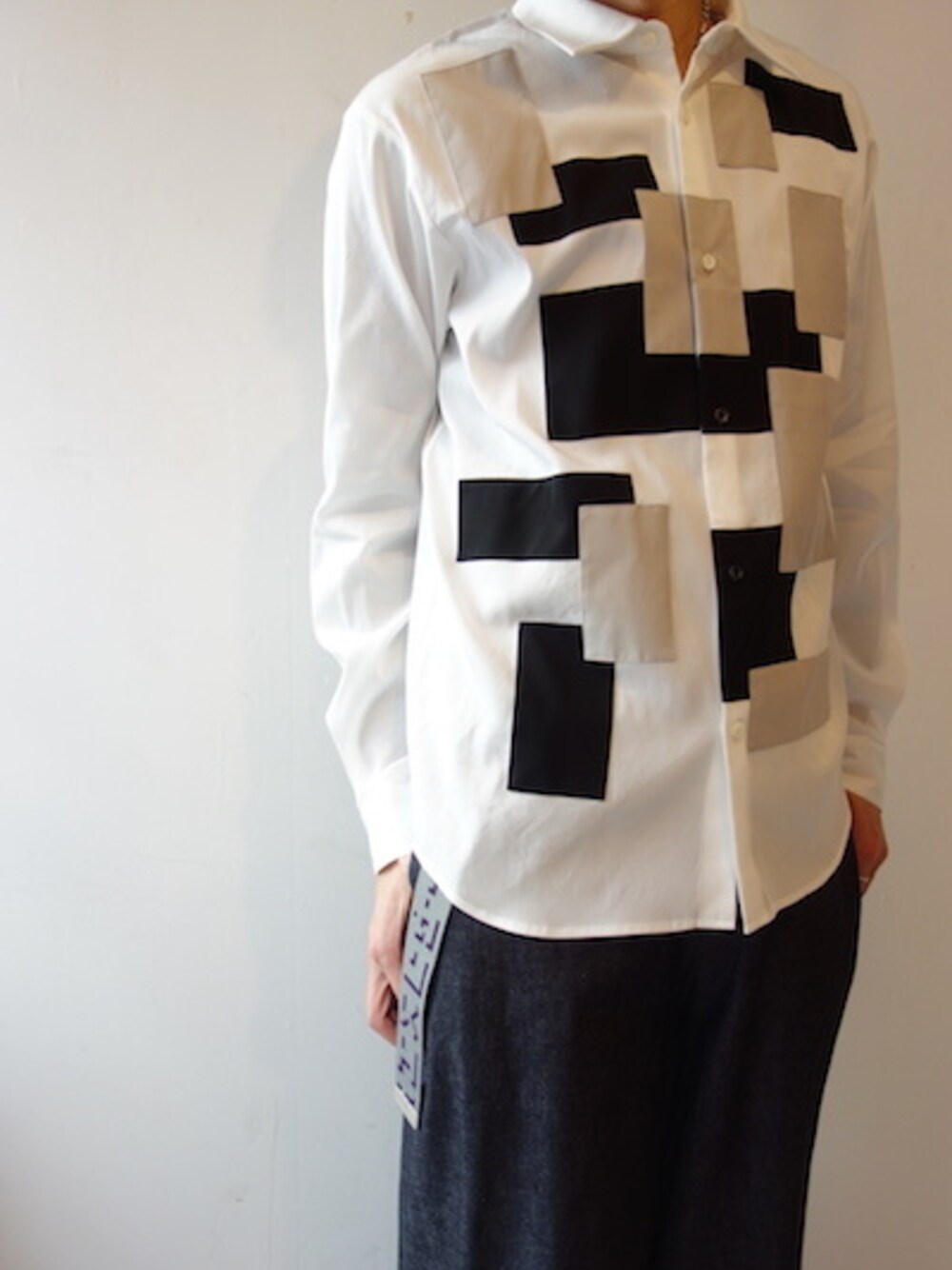 「 福岡、シンプルコーデ、ETHOSENS、 エトセンス、 大人カジュアル、はるコーデ」｜「ETHOSENSのTENCEL SHIRTS（シャツ/ブラウス、ホワイト系）」を使った、UNREALREALCLOTHESさん（メンズ・182cm）の春コーディネートの1枚目の写真