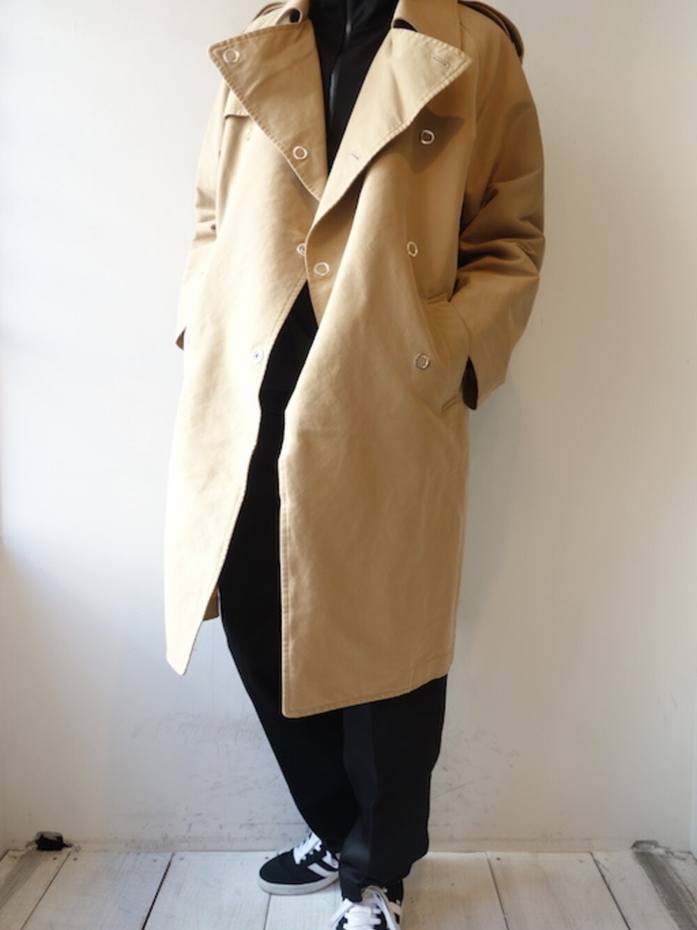 「トレンチコート、adidas、福岡、digawel、ディガウェル」｜「DIGAWELの『DIGAWEL』"TRENCH COAT"（トレンチコート、ベージュ系）」を使った、UNREALREALCLOTHESさん（メンズ・182cm）の秋コーディネートの1枚目の写真