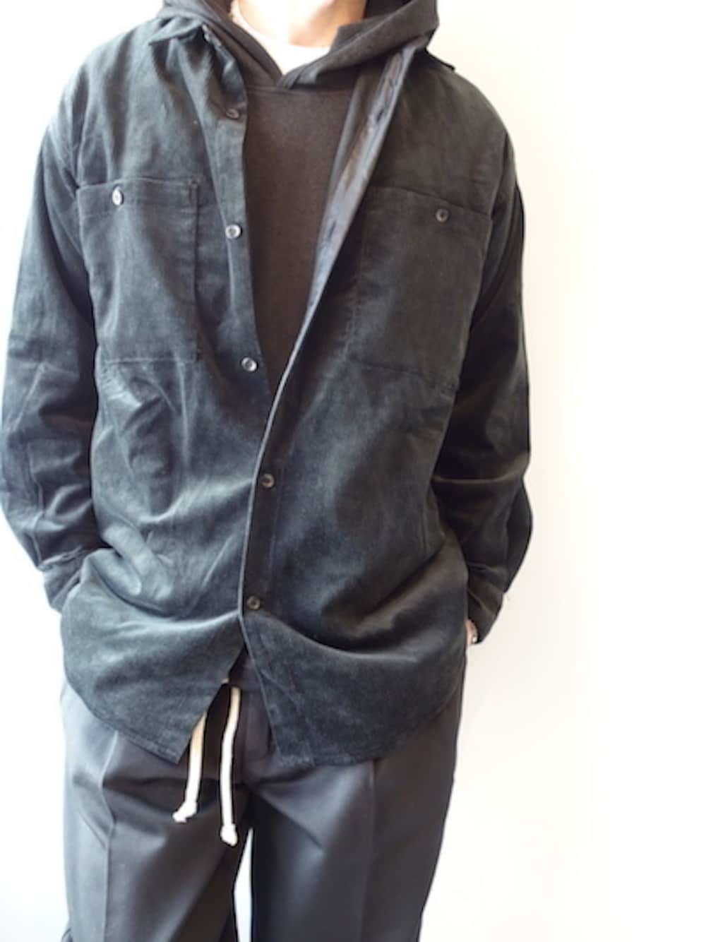 「モノトーン、福岡、コーデュロイシャツ、モノトーンコーデ、rotol」｜「ROTOLの『ROTOL』BIG SHIRT（シャツ/ブラウス、ブラック系）」を使った、UNREALREALCLOTHESさん（メンズ・182cm）の秋コーディネートの1枚目の写真