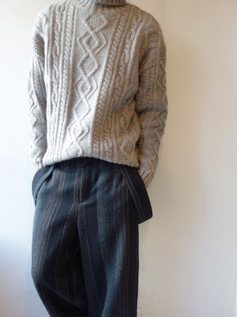 「ケーブルニット、福岡、digawel、crepuscule、ニットスタイル」｜「crepusculeの『crepuscule』"Cable Knit T/N"（ニット/セーター、グレー系）」を使った、UNREALREALCLOTHESさん（メンズ・183cm）の秋コーディネートの1枚目の写真