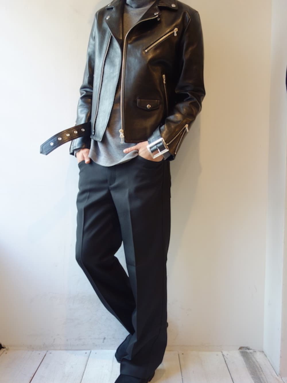 「ライダースジャケット、タートルネック、福岡、digawel、crepuscule、DIGAWEL4」｜「DIGAWELの『digawel4』"LEATHER RIDER'S"（ライダースジャケット、ブラック系）」を使った、UNREALREALCLOTHESさん（メンズ・182cm）の秋コーディネートの1枚目の写真