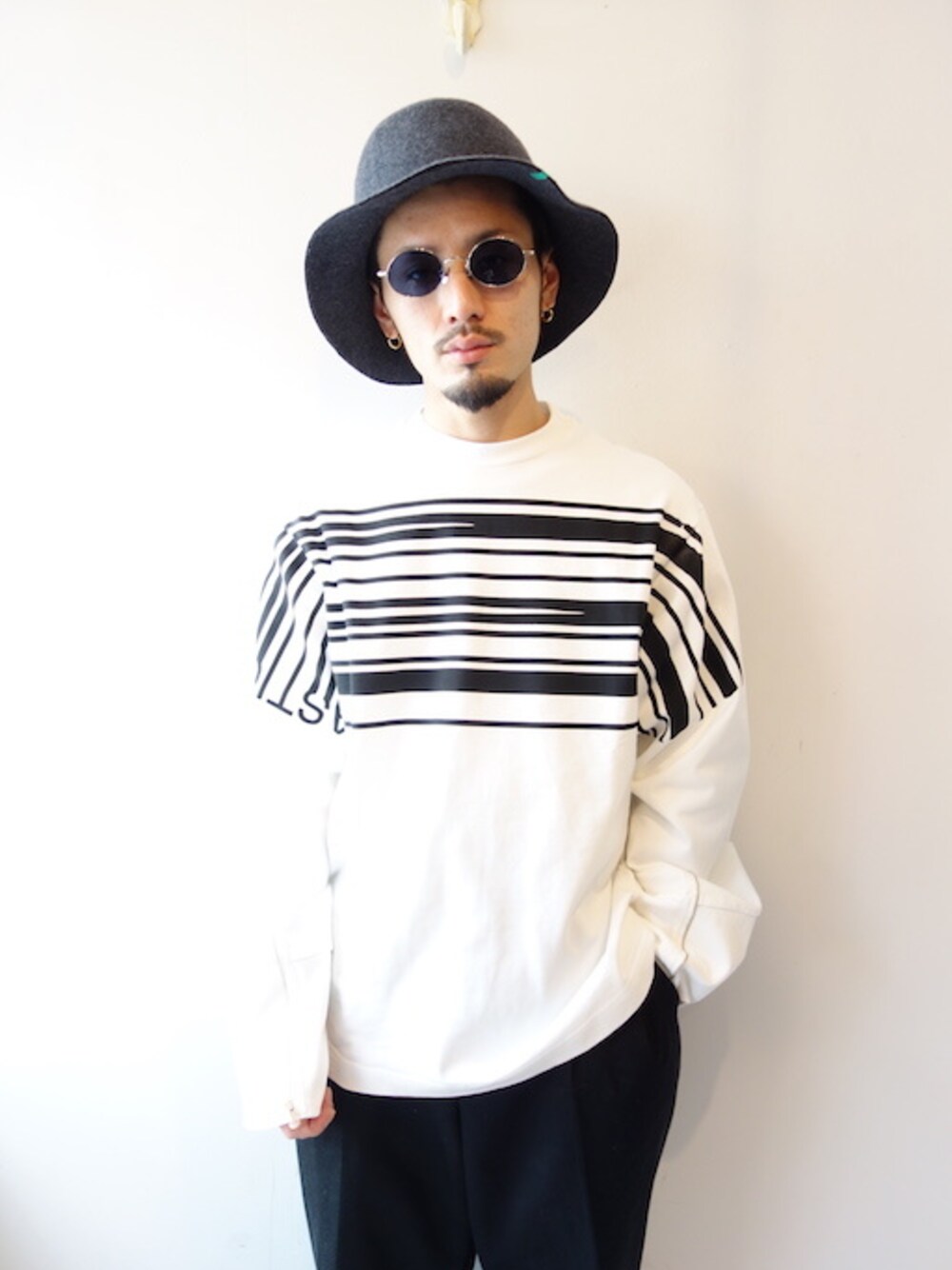 「福岡、ALMOSTBLACK」｜「ALMOSTBLACKの"CREWNECK SWEAT"（Tシャツ/カットソー、ホワイト系）」を使った、UNREALREALCLOTHESさん（メンズ・170cm）の春コーディネートの1枚目の写真