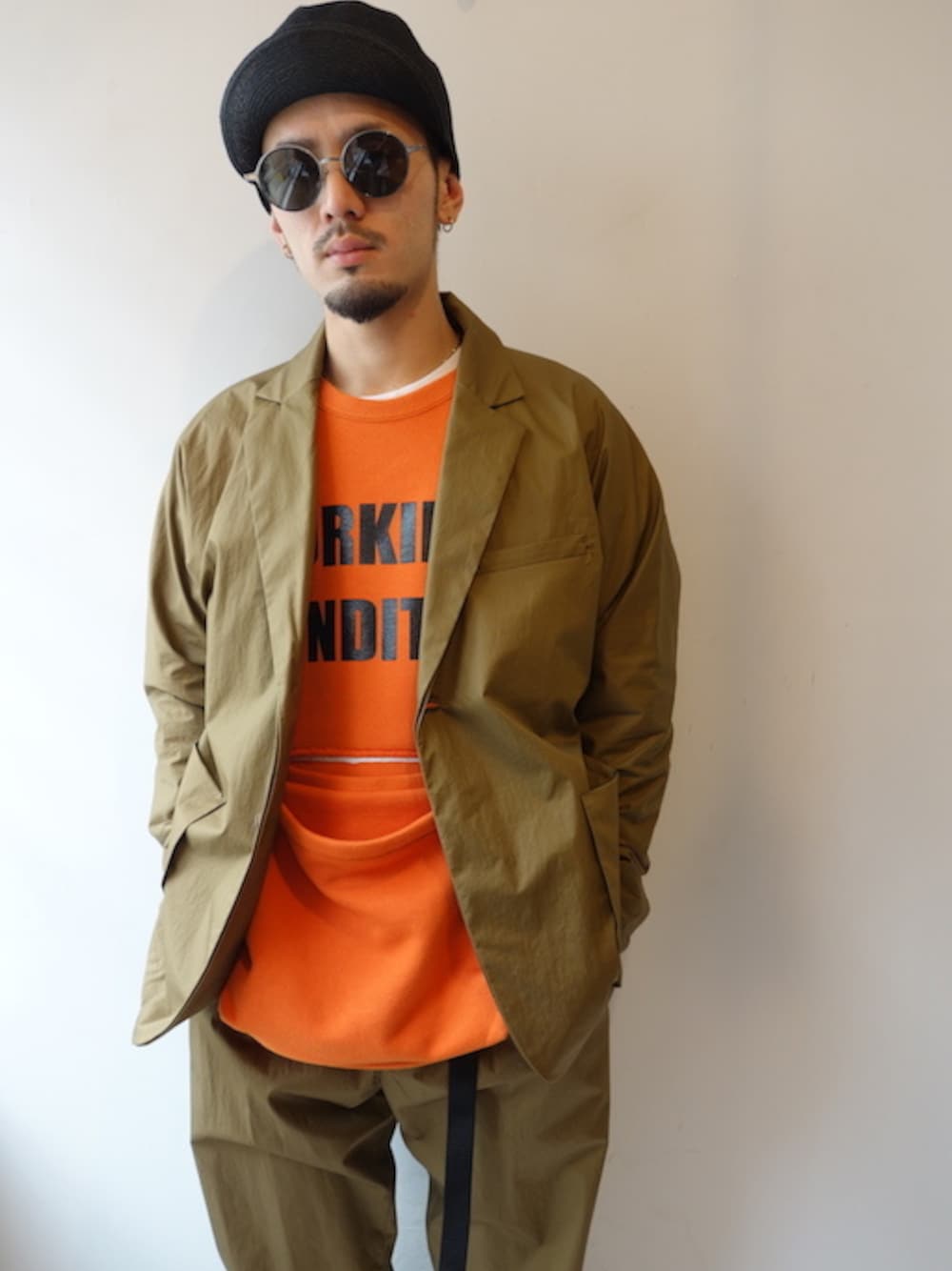 「ストリート、大人カジュアル、福岡、ジャケットスタイル、digawel、ストリートカジュアル、salvy;」｜「DIGAWELの"POCKET SWEAT SHIRT"（スウェット、オレンジ系）」を使った、UNREALREALCLOTHESさん（メンズ・170cm）の春コーディネートの1枚目の写真