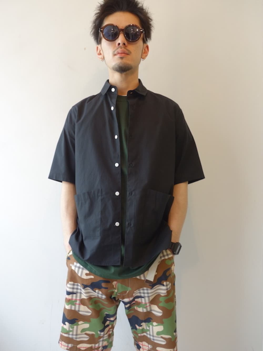「ストリート、シャツスタイル、digawel、ストリートカジュアル、大人ストリート、LANDLORD、landlordnewyork」｜「DIGAWELの"S/S SHIRT"（シャツ/ブラウス、ブラック系）」を使った、UNREALREALCLOTHESさん（メンズ・170cm）の春コーディネートの1枚目の写真