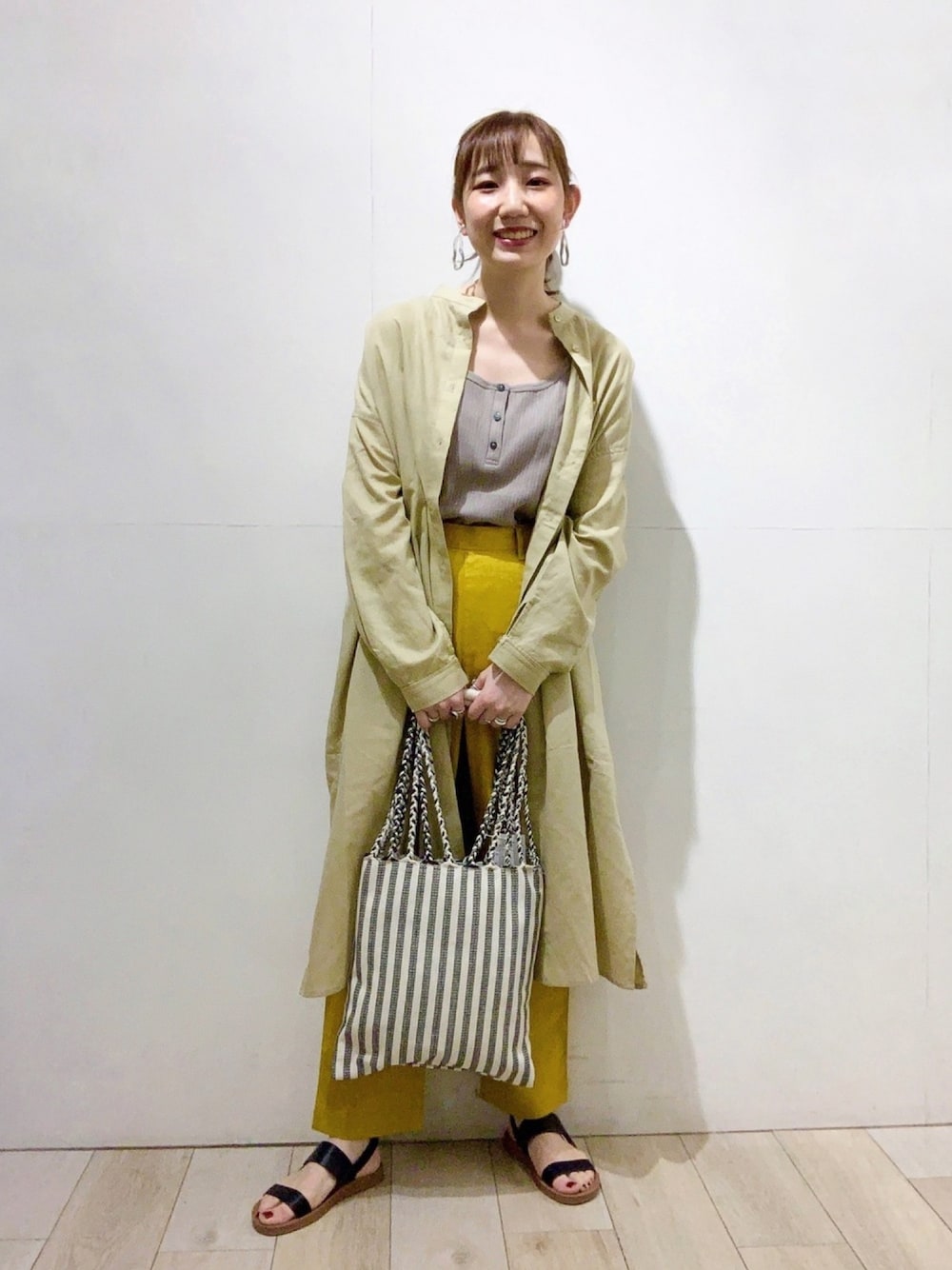 「大人カジュアル、ゆるコーデ、リラックススタイル、シャツスタイル、シャツワンピ、テーパードパンツ、カラーパンツ、LEPSIM、マスタード、ストライプ」｜「LEPSIMのリブタンク　939345（タンクトップ、ブラウン系）」を使った、yoshikaさん（レディース・156cm）の春コーディネートの1枚目の写真