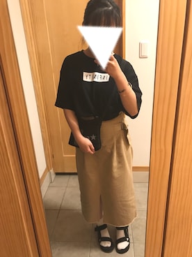 「NICE CLAUP（ナイスクラップ）のアイテム（Tシャツ/カットソー、ブラック系）」を使った、まいる。さん（レディース）の夏コーディネート