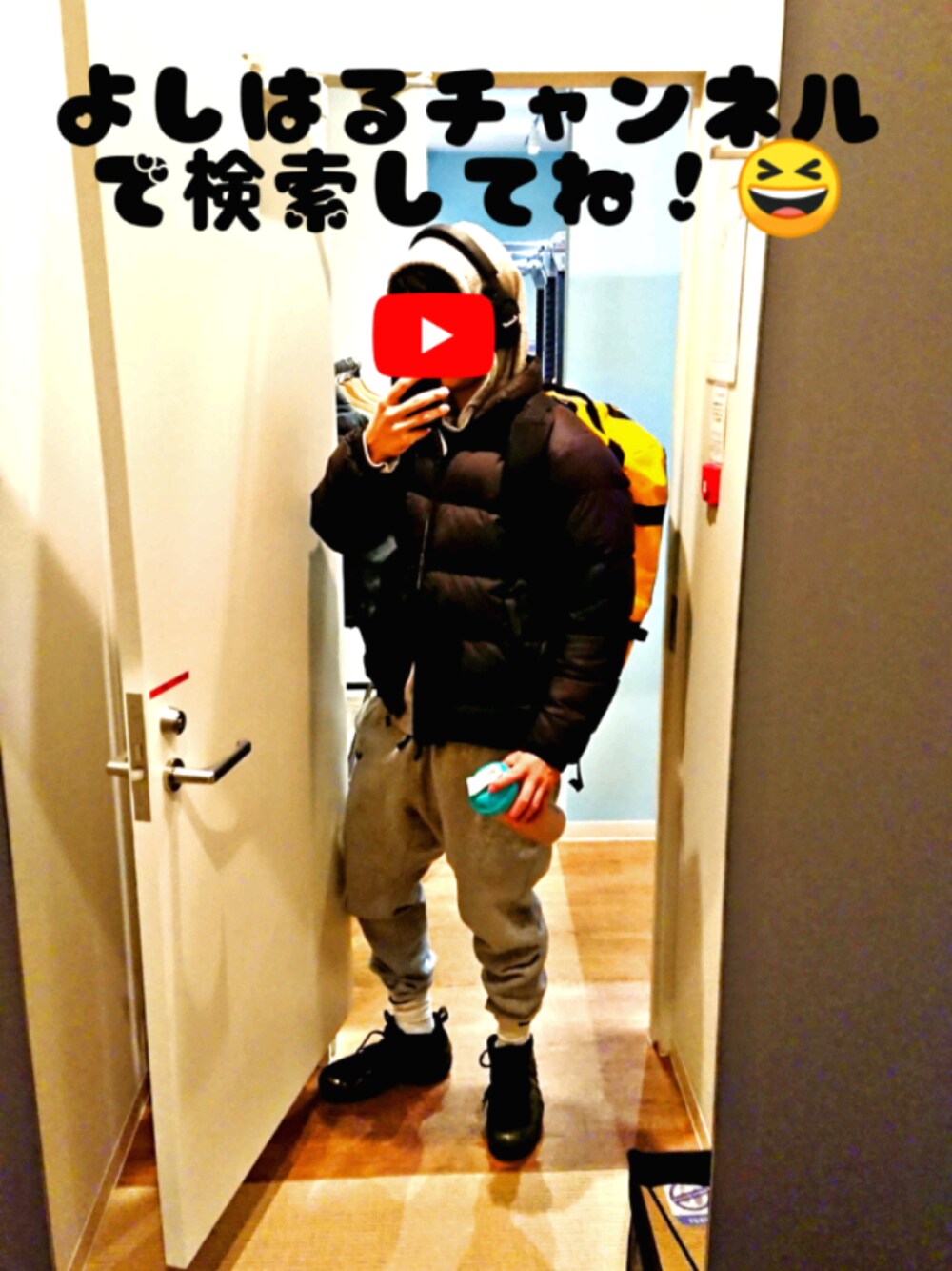 ブラック系のダウンジャケット/コート、グレー系のスウェットパンツ、グリーン系のスニーカーを着用したメンズの冬コーディネートの1枚目の写真