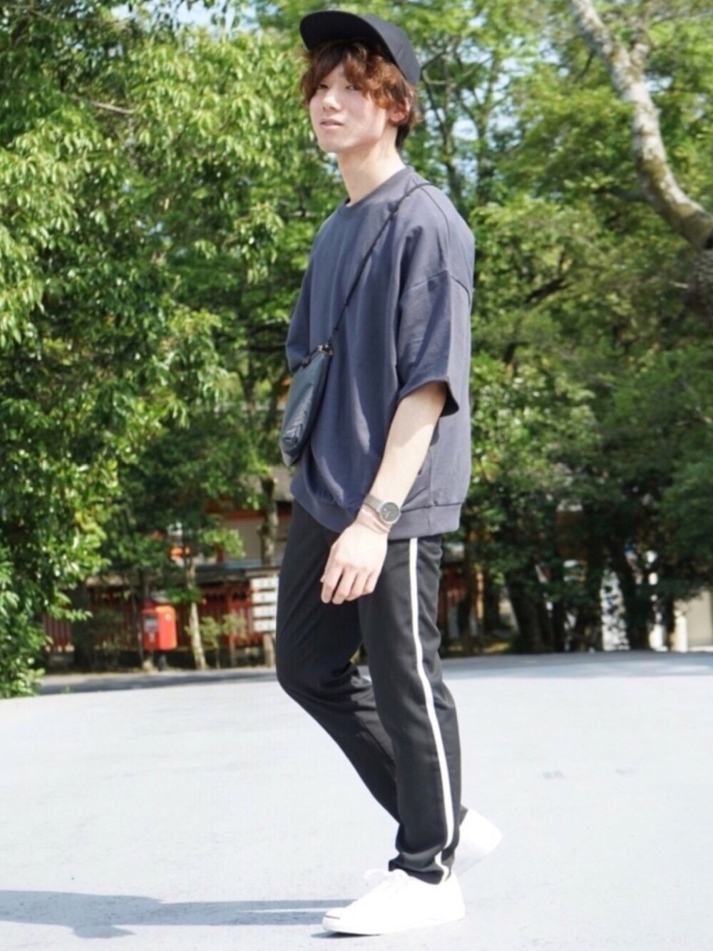 グレー系のスウェット、ブラック系のその他パンツ、ホワイト系のスニーカーを着用したメンズの夏コーディネートの1枚目の写真