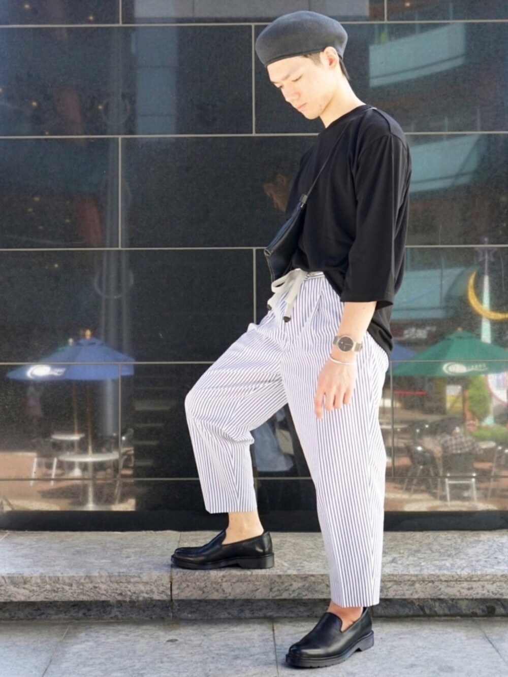 ブラック系のTシャツ/カットソー、ホワイト系のその他パンツ、ブラック系のボディバッグ/ウエストポーチを着用したメンズの夏コーディネートの1枚目の写真