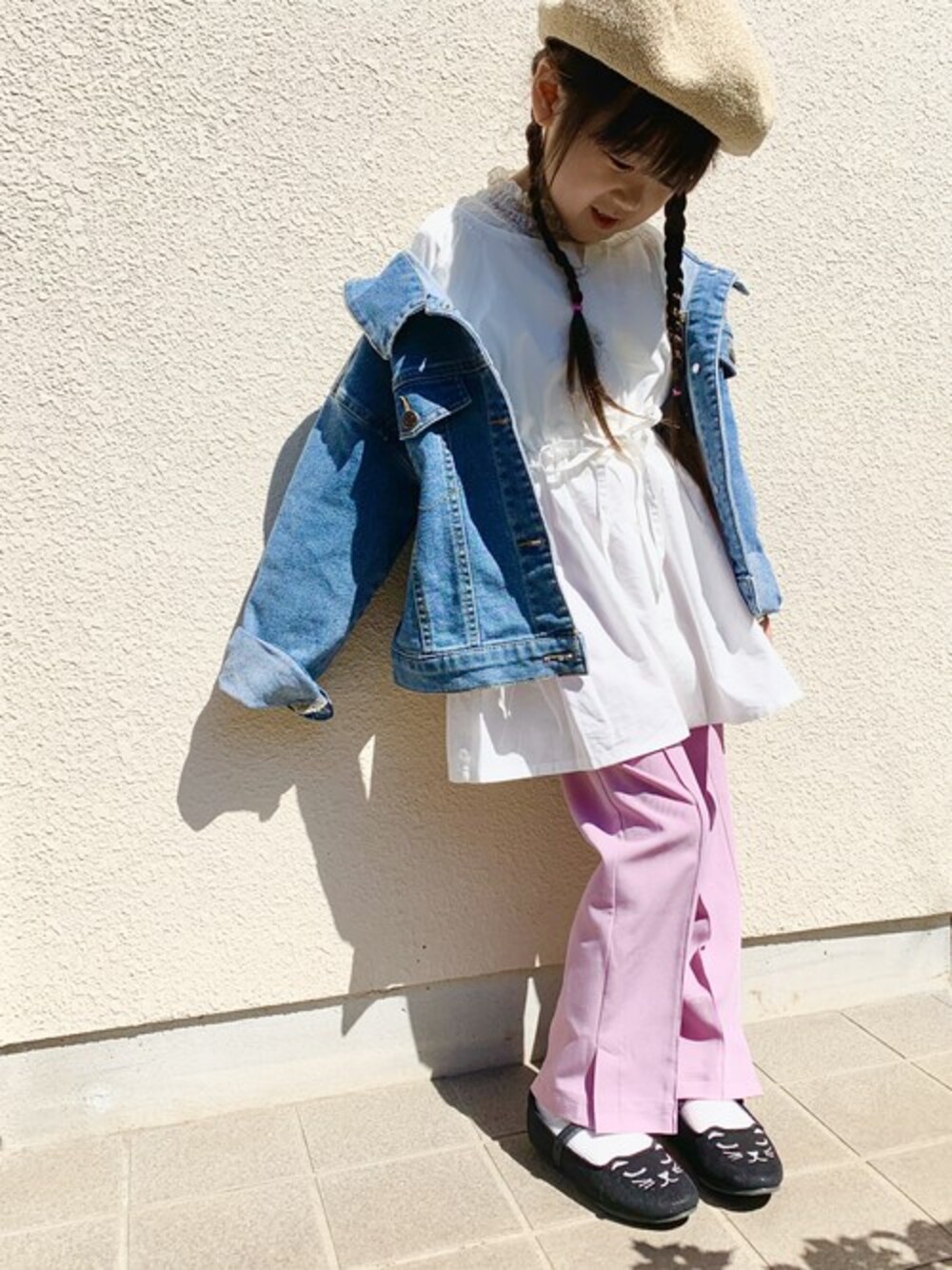 「Gジャン、GLOBAL WORK、パープル、キッズコーデ、キッズ、春コーデ、女の子、グローバルワーク(GLOBAL WORK)、女の子コーデ、キッズファッション」｜「GLOBAL WORKの【キッズ】バックボタンＧジャン/862717（デニムジャケット、ブルー系）」を使った、yasuko【GLOBALWORK】さん（キッズ・108cm）の春コーディネートの1枚目の写真