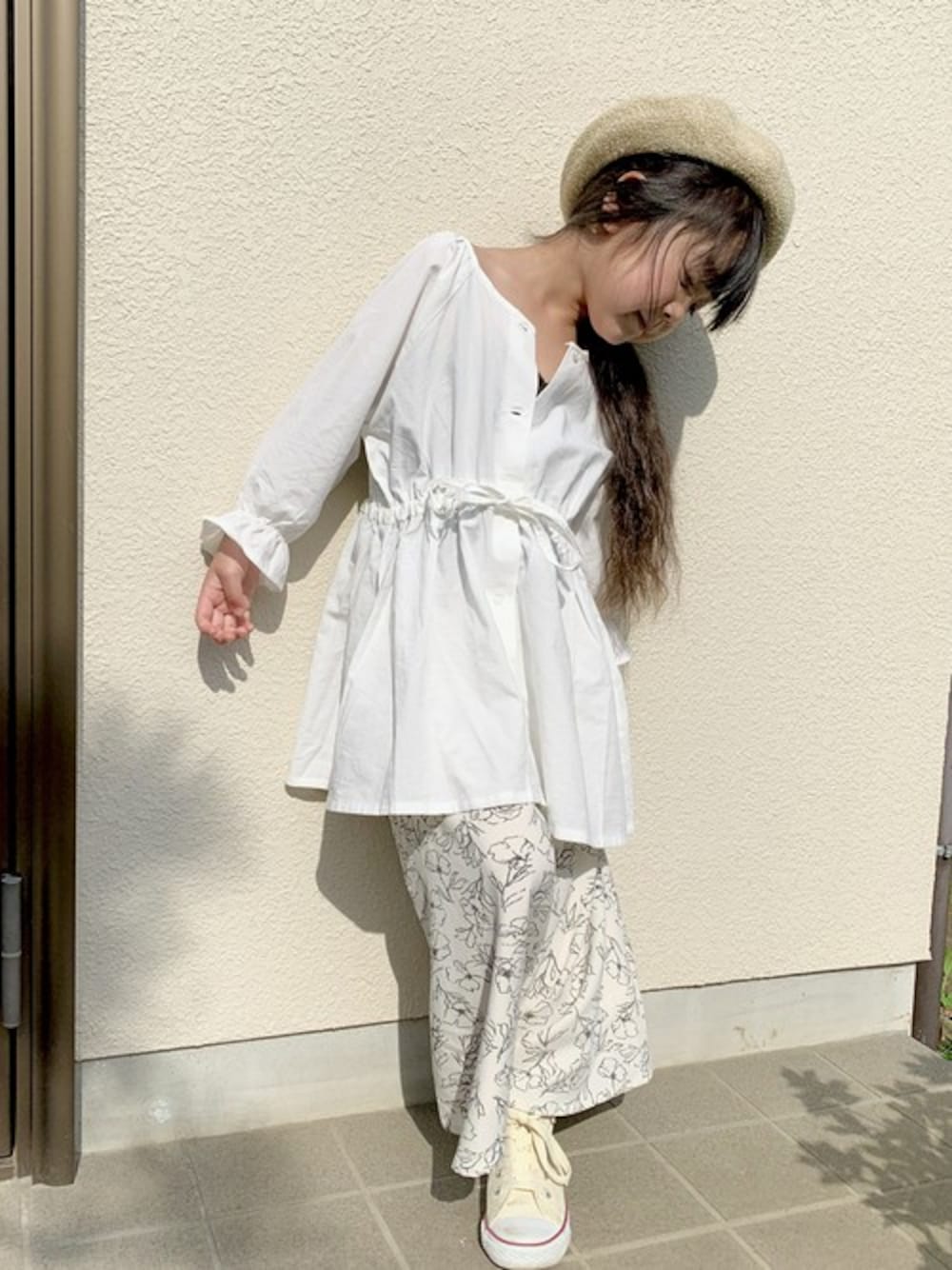「ホワイト、ワントーンコーデ、花柄、GLOBAL WORK、キッズコーデ、キッズ、女の子、グローバルワーク(GLOBAL WORK)、大人かわいい、キッズファッション」｜「GLOBAL WORKの【キッズ】ギャザー前開きチュニック/864910（シャツ/ブラウス、ホワイト系）」を使った、yasuko【GLOBALWORK】さん（キッズ・108cm）の春コーディネートの1枚目の写真