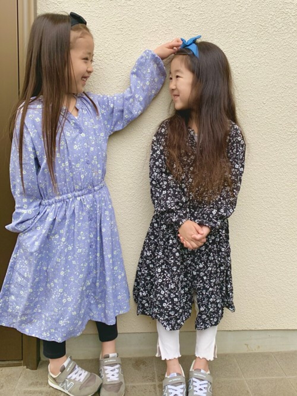 「花柄、GLOBAL WORK、キッズコーデ、花柄ワンピース、女の子、おそろいコーデ、グローバルワーク(GLOBAL WORK)、姉妹コーデ、キッズファッション、シミラールック」｜「GLOBAL WORKの【キッズ】サラサラ花柄ワンピ/長袖/862555（ワンピース、ブルー系）」を使った、yasuko【GLOBALWORK】さん（キッズ・108cm）の春コーディネートの1枚目の写真