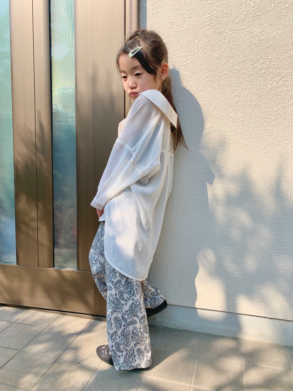 「グローバルワーク(GLOBAL WORK)、GLOBAL WORK、キッズコーデ、キッズファッション、シアーシャツ、ワントーンコーデ、ペイズリー、女の子、春コーデ、透け感」｜「GLOBAL WORKの【キッズ】シアーBIGシャツ/7分袖/871564（シャツ/ブラウス、ベージュ系）」を使った、yasuko【GLOBALWORK】さん（キッズ・110cm）の春コーディネートの1枚目の写真
