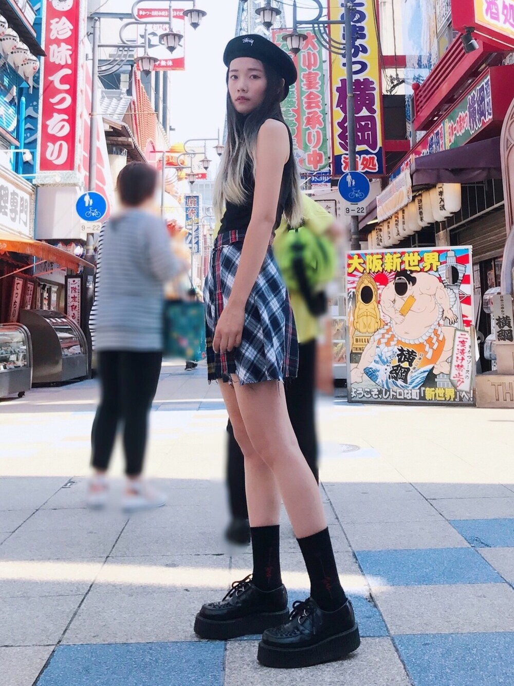 「stussy women、nu by slightly numb、UNDERGROUND、通天閣、Osaka Japan、　」｜「NU by Slight Numbの夏季百褶短裙 採用三種格紋與版型拼接 層疊出豐富層次感 搭配簡單的上衣 就可以營造強烈層次感的 主役級下身ITEM（スカート、イエロー系）」を使った、Chomei さん（レディース・168cm）の夏コーディネートの1枚目の写真