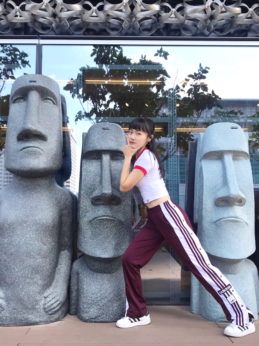 「微風南山、摩艾、Taiwan、TAIPEI、adidas originals」｜「adidas Originalsのアイテム（パンツ、レッド系）」を使った、Chomei さん（レディース・168cm）の春コーディネートの1枚目の写真