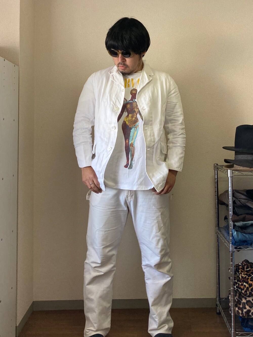 「オールホワイト、モードストリート、古着、古着MIX、古着コーデ、サングラス、バンドT、ディッキーズ(Dickies)、ホワイトコーデ、ホワイトパンツ」｜「古着のコックジャケットのアイテム（その他アウター、ホワイト系）」を使った、dateoさん（メンズ・174cm）の冬コーディネートの1枚目の写真