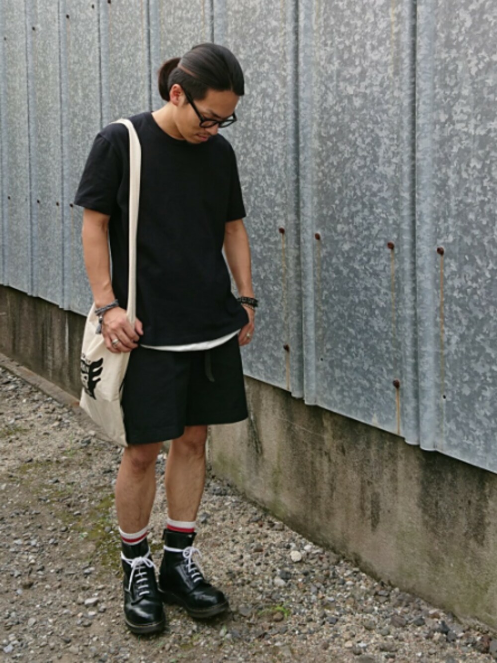 ブラック系のその他パンツ、ブラック系のブーツ、ブラック系のTシャツ/カットソーを着用したメンズの夏コーディネートの1枚目の写真
