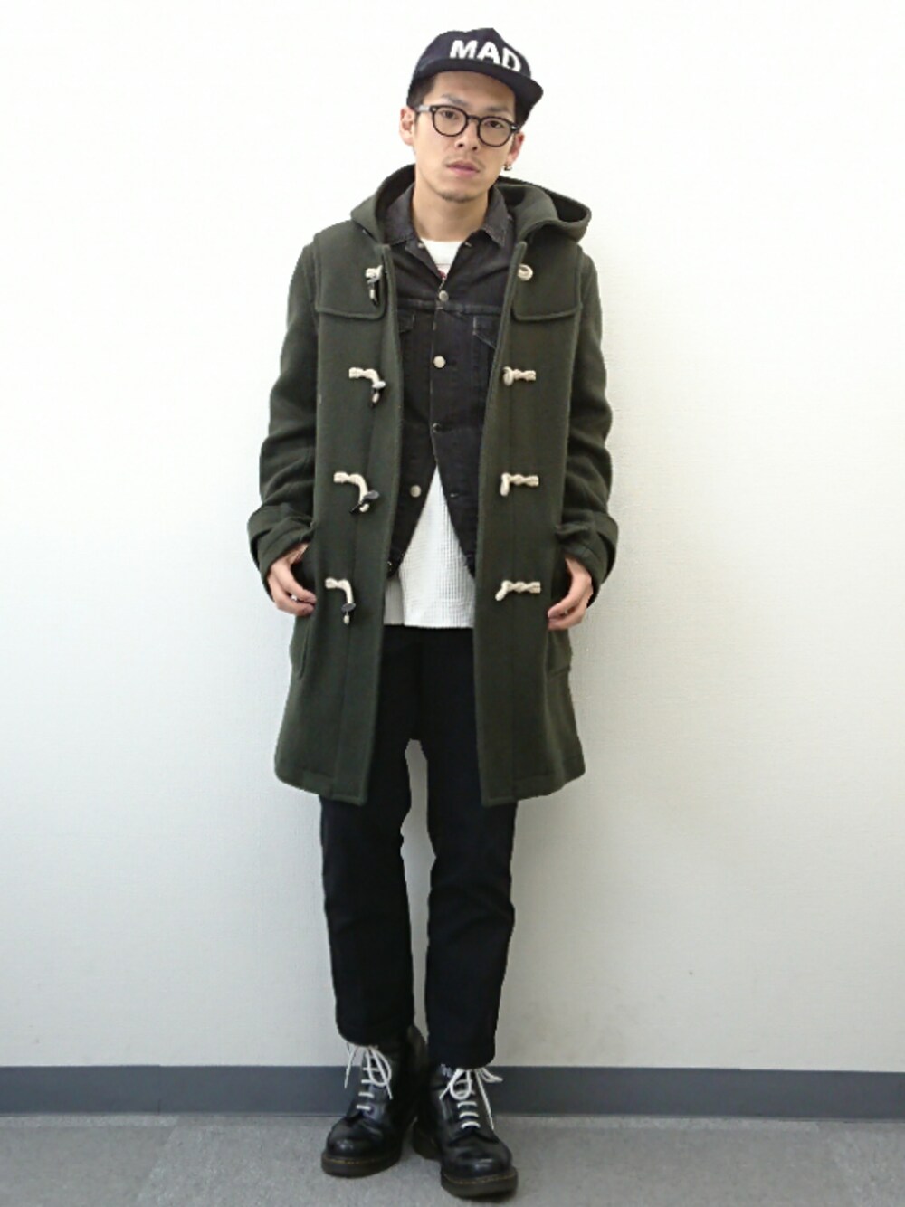 ブラック系のその他パンツ、ブラック系のブーツ、ブラック系のTシャツ/カットソーを着用したメンズの冬コーディネートの1枚目の写真