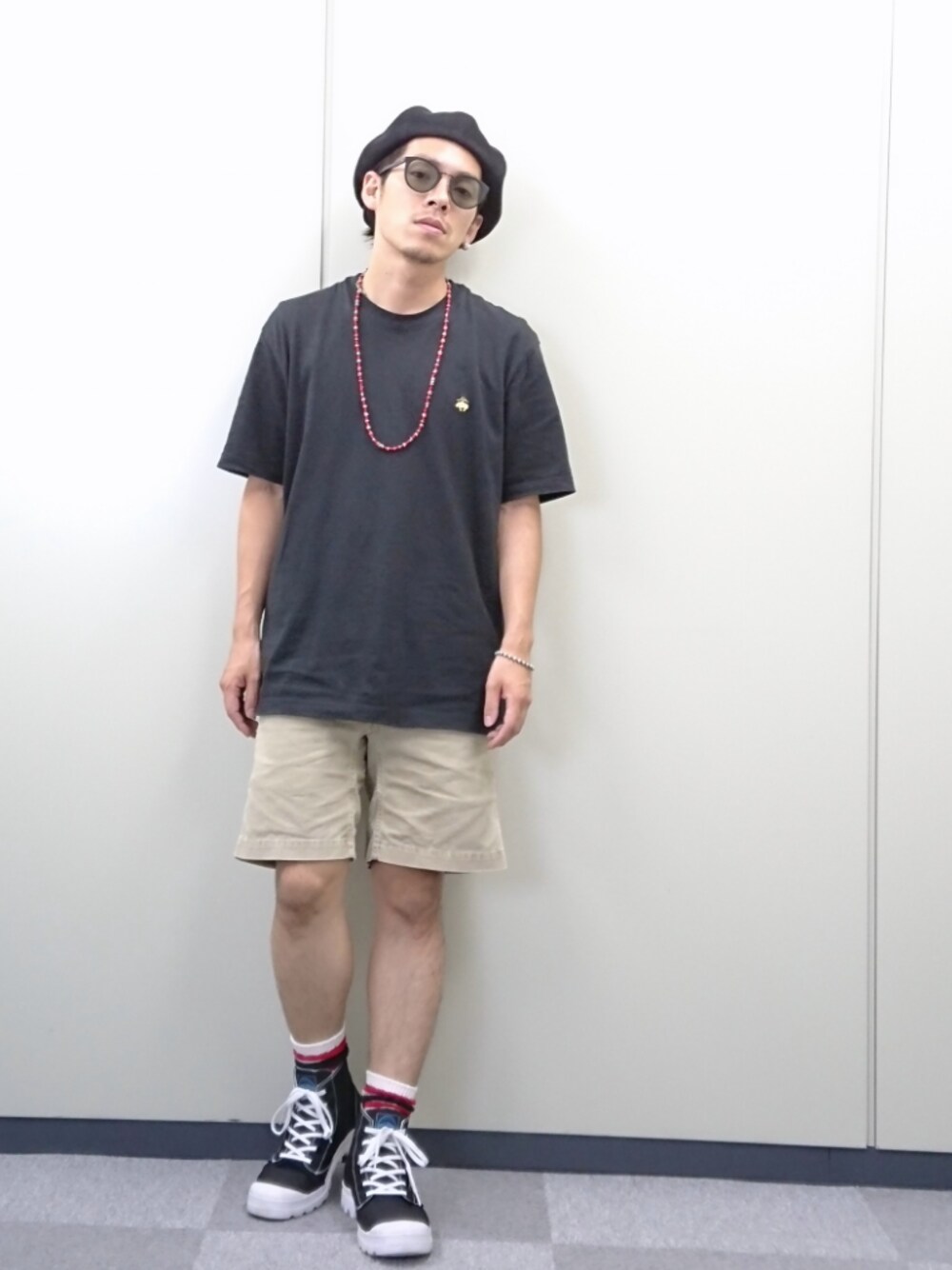 ホワイト系のTシャツ/カットソー、ベージュ系のその他パンツ、ブラック系のレインシューズを着用したメンズの夏コーディネートの1枚目の写真