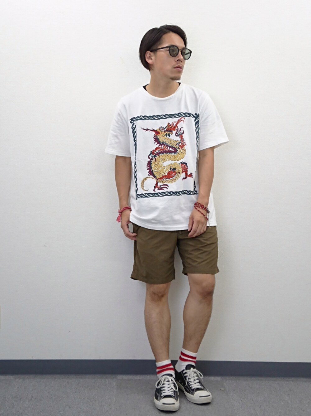 ブラック系のスニーカー、グリーン系のその他パンツ、ホワイト系のTシャツ/カットソーを着用したメンズの夏コーディネートの1枚目の写真