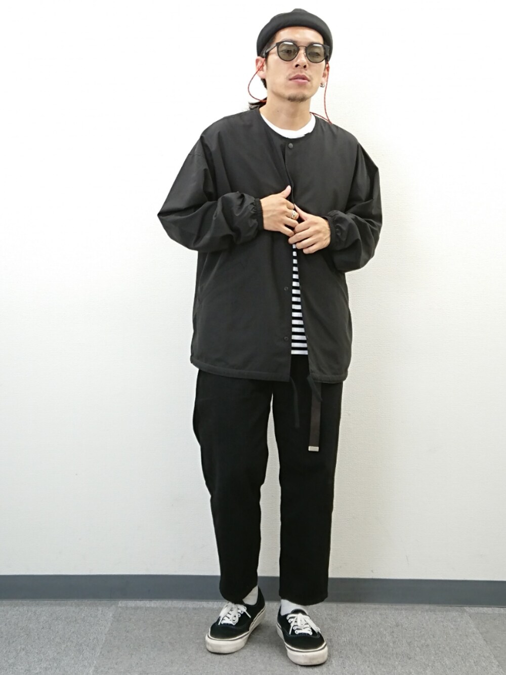 ブラック系のデニムパンツ、ブラック系のブルゾン、ブラック系のTシャツ/カットソーを着用したメンズの夏コーディネートの1枚目の写真