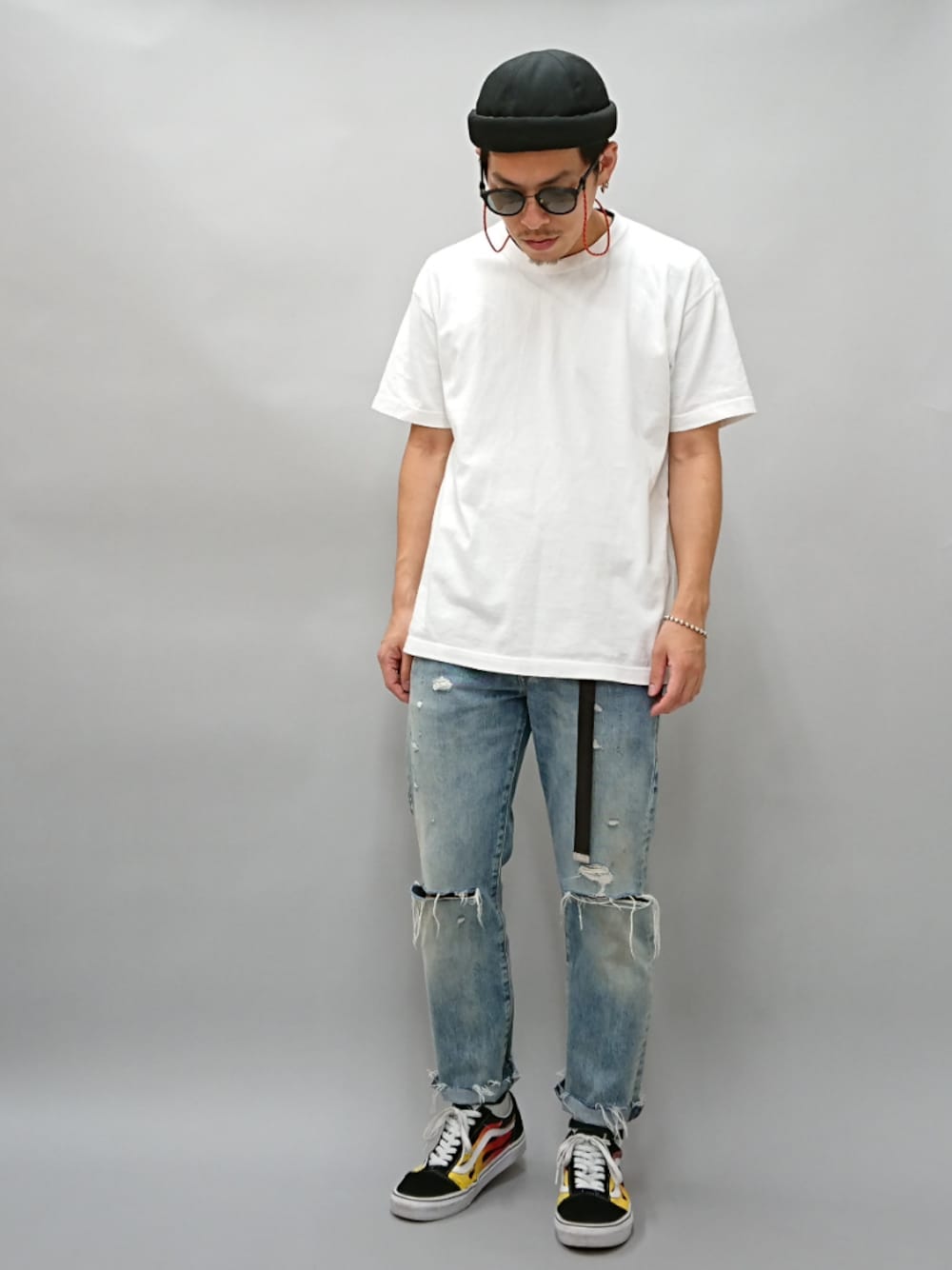 ブルー系のデニムパンツ、その他のスニーカー、ホワイト系のTシャツ/カットソーを着用したメンズの夏コーディネートの1枚目の写真