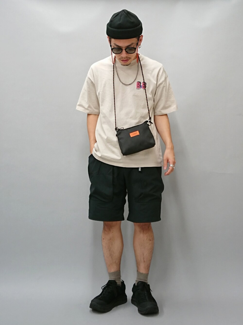 ベージュ系のTシャツ/カットソー、ブラック系のその他パンツ、ブラック系のスニーカーを着用したメンズの夏コーディネートの1枚目の写真